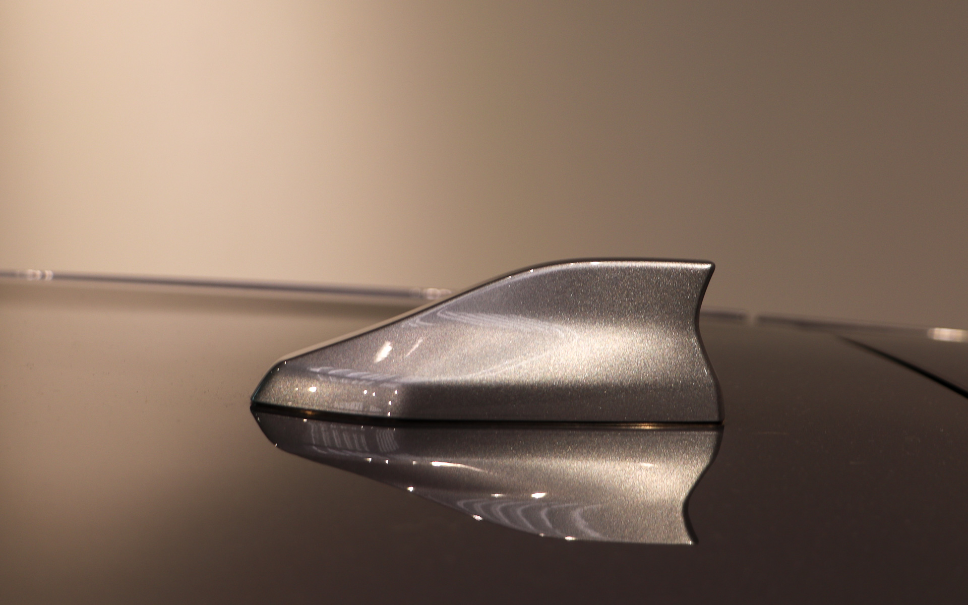 ルーフアンテナの形状を変更することで車高を1550mmに収めたという