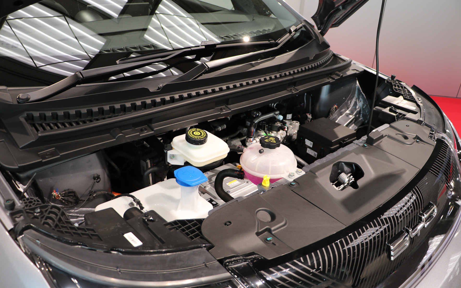 ボンネット内部。ウィンドウウォッシャー液やブレーキフルード、冷却クーラント液などのタンクが見える