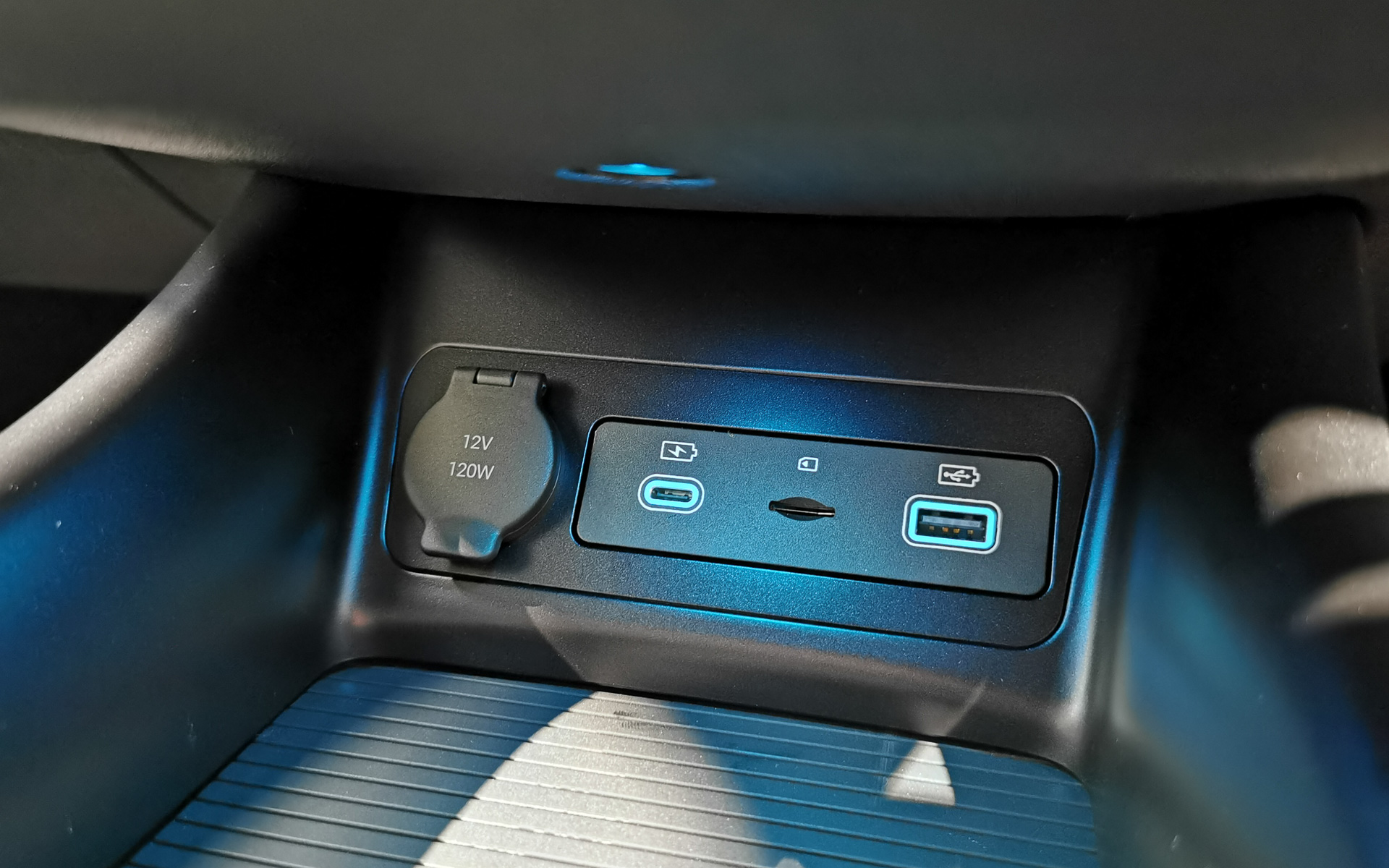 センターコンソールの収納の上には12VソケットやUSBポートを備える