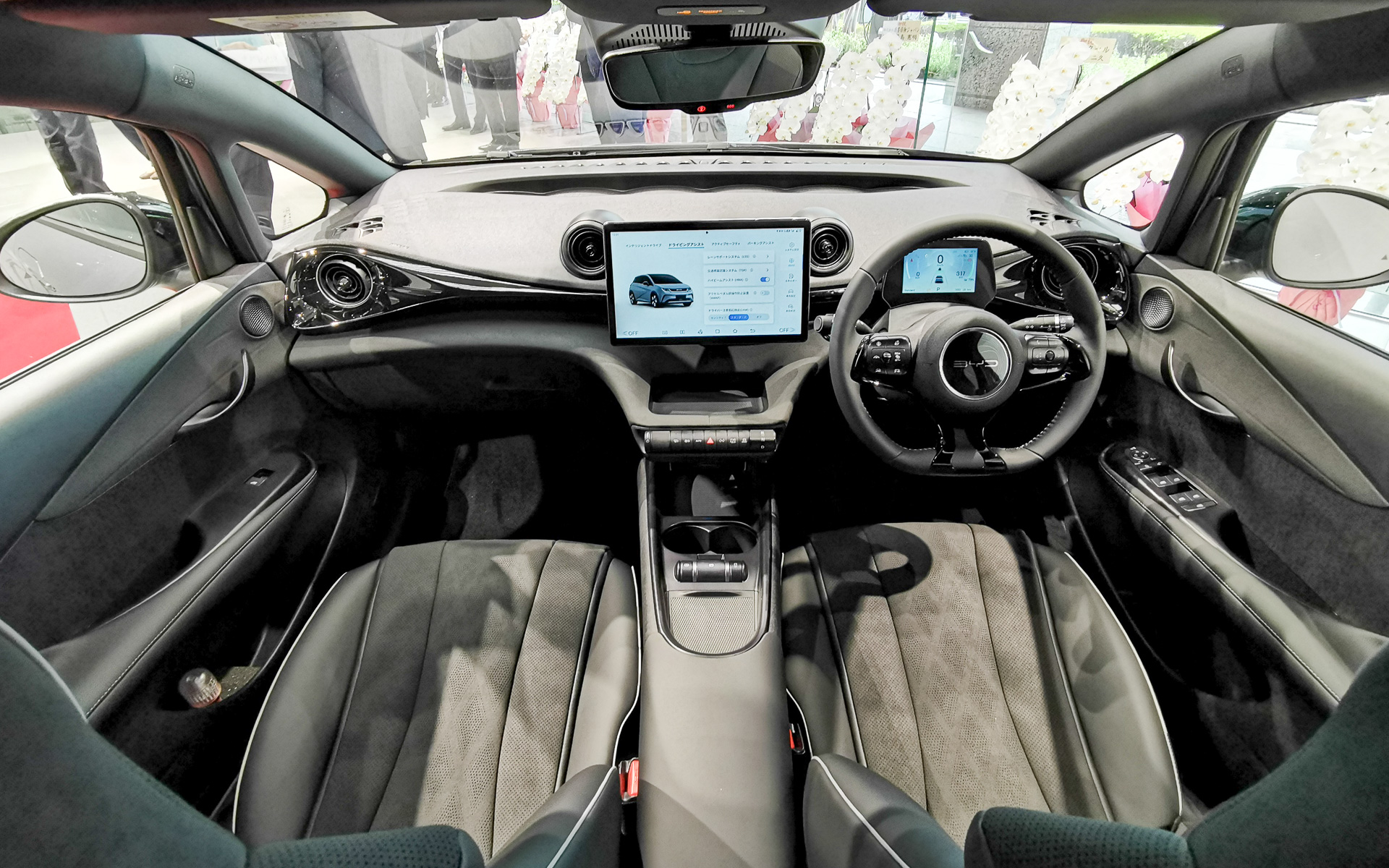 水平基調のコクピット