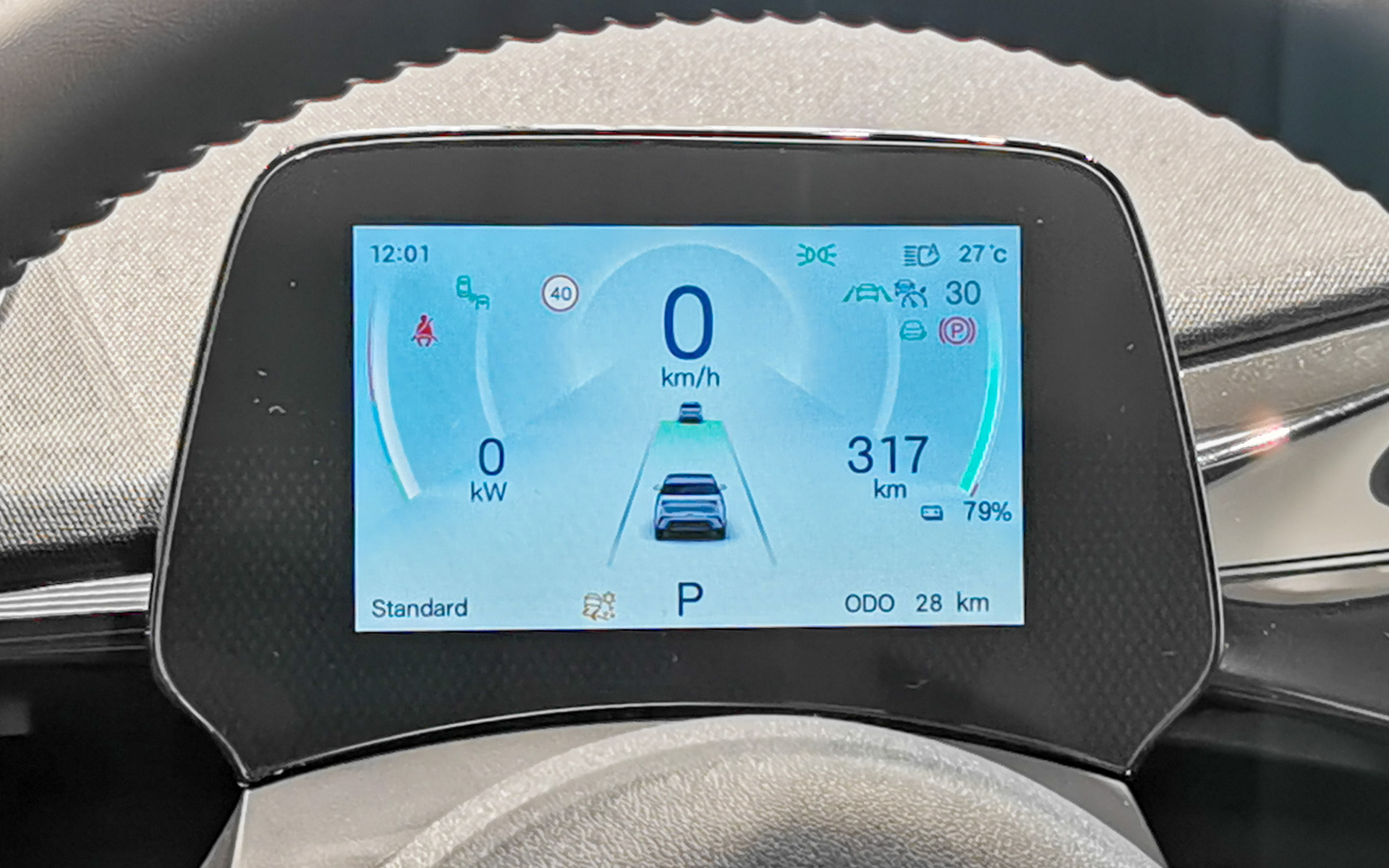 メーターは運転に必要な情報のみ表示