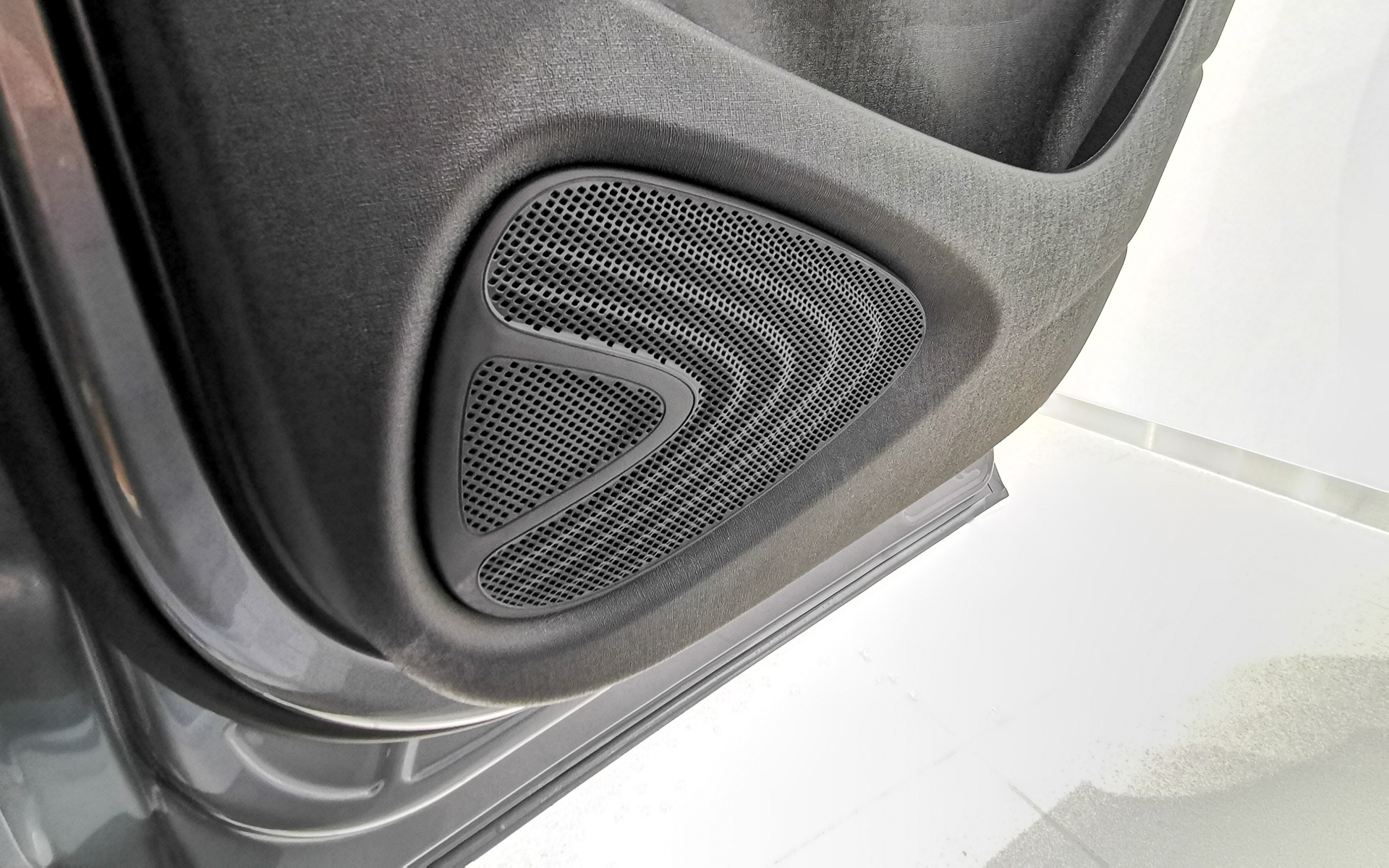 スピーカーも波を連想させるデザイン