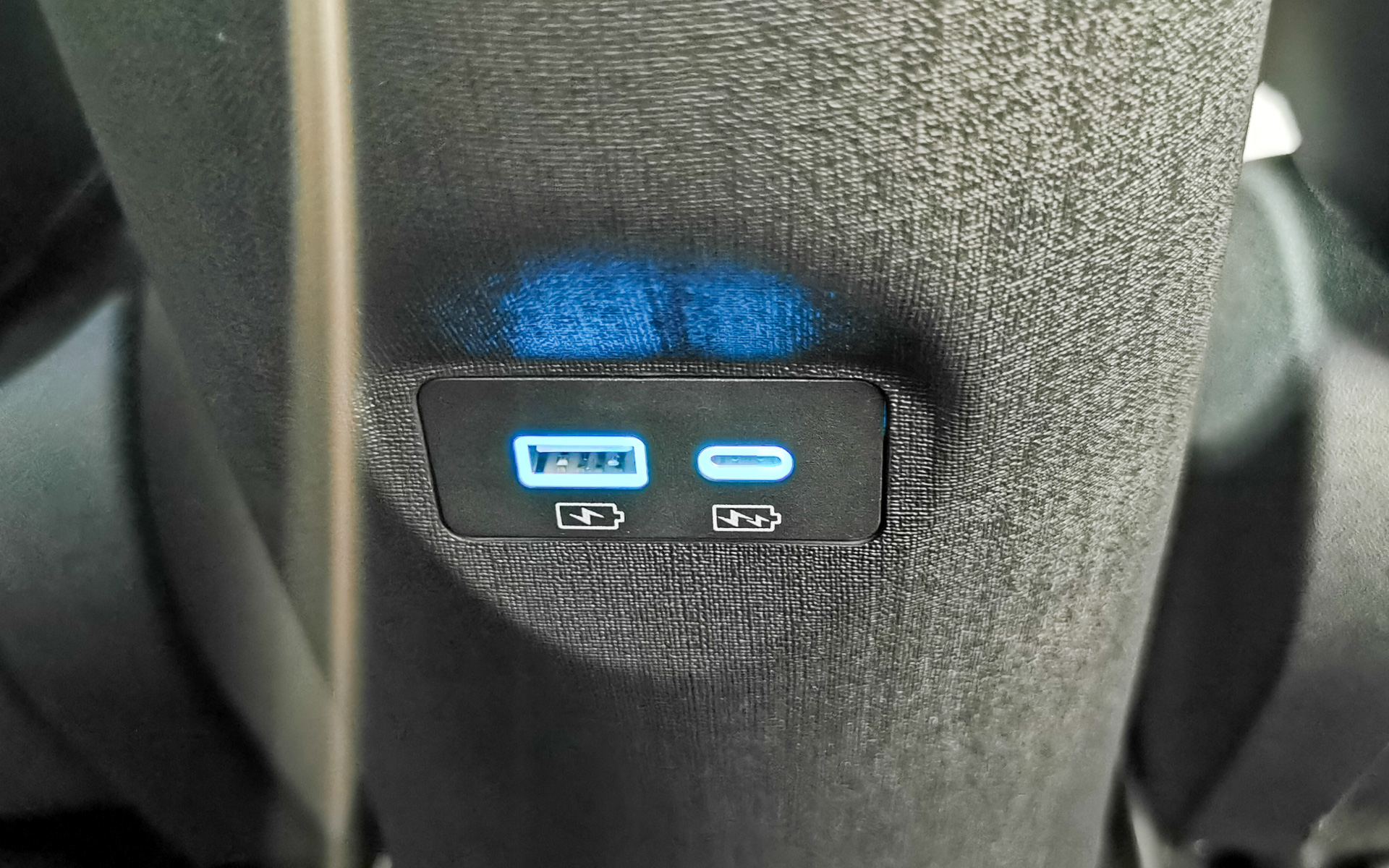 後席用のUSBポートも完備