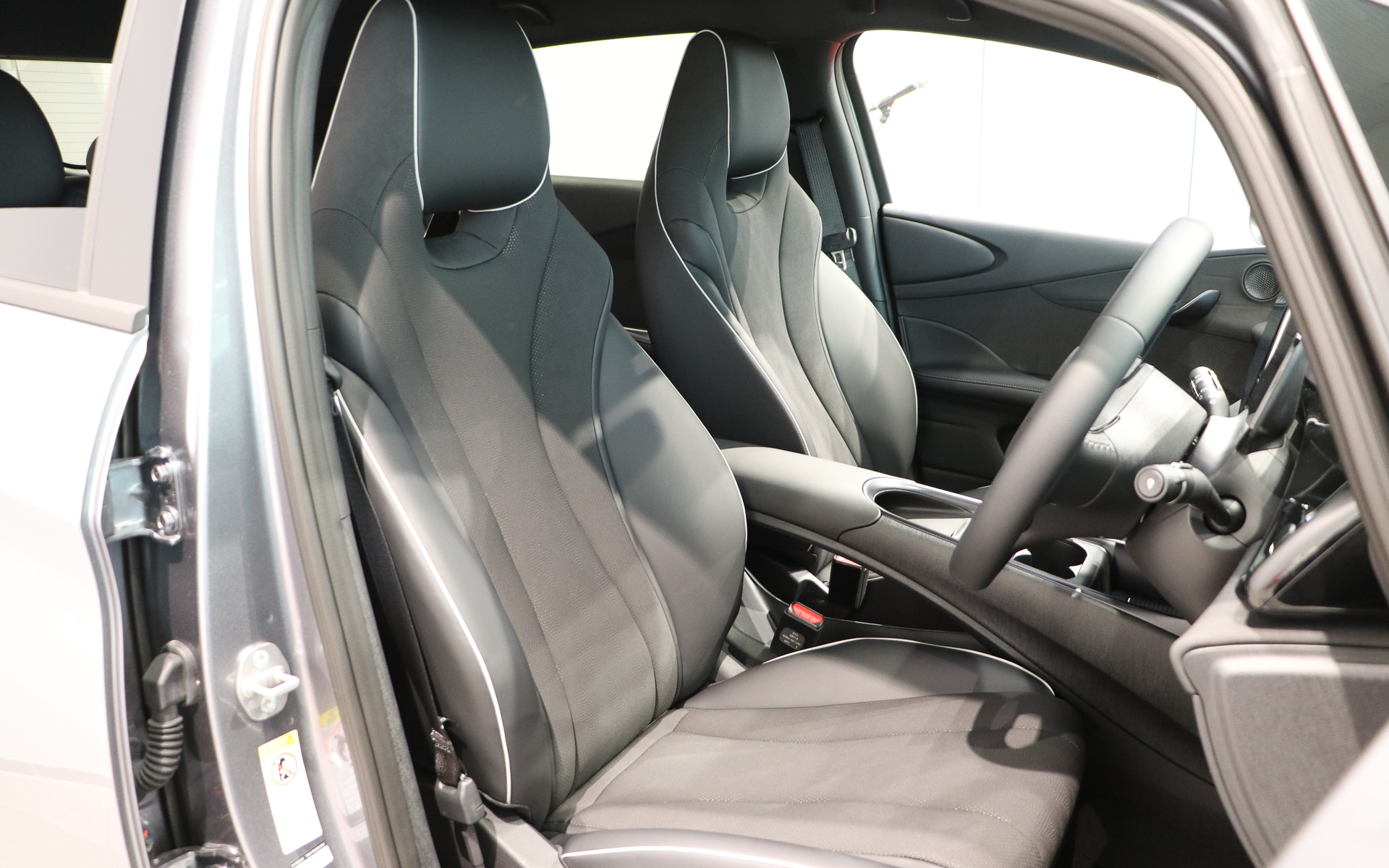 運転席は前後移動やリクライニングもすべて電動となっている