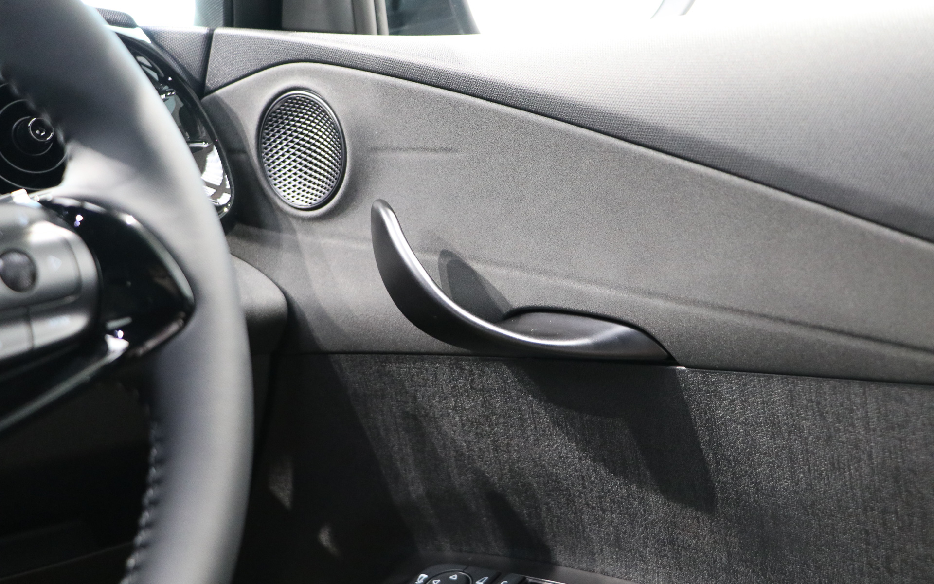 イルカの胸びれを連想させるドアノブ