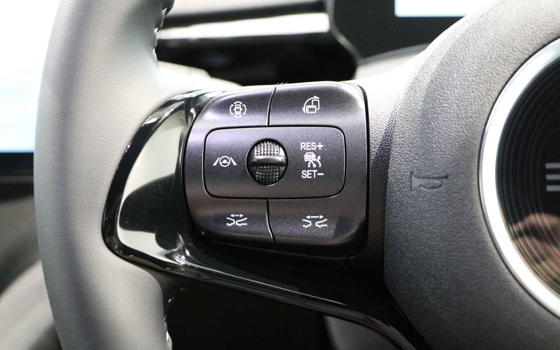 ステアリングの左側は画面の回転やオートクルーズなどADAS系のボタンを配置