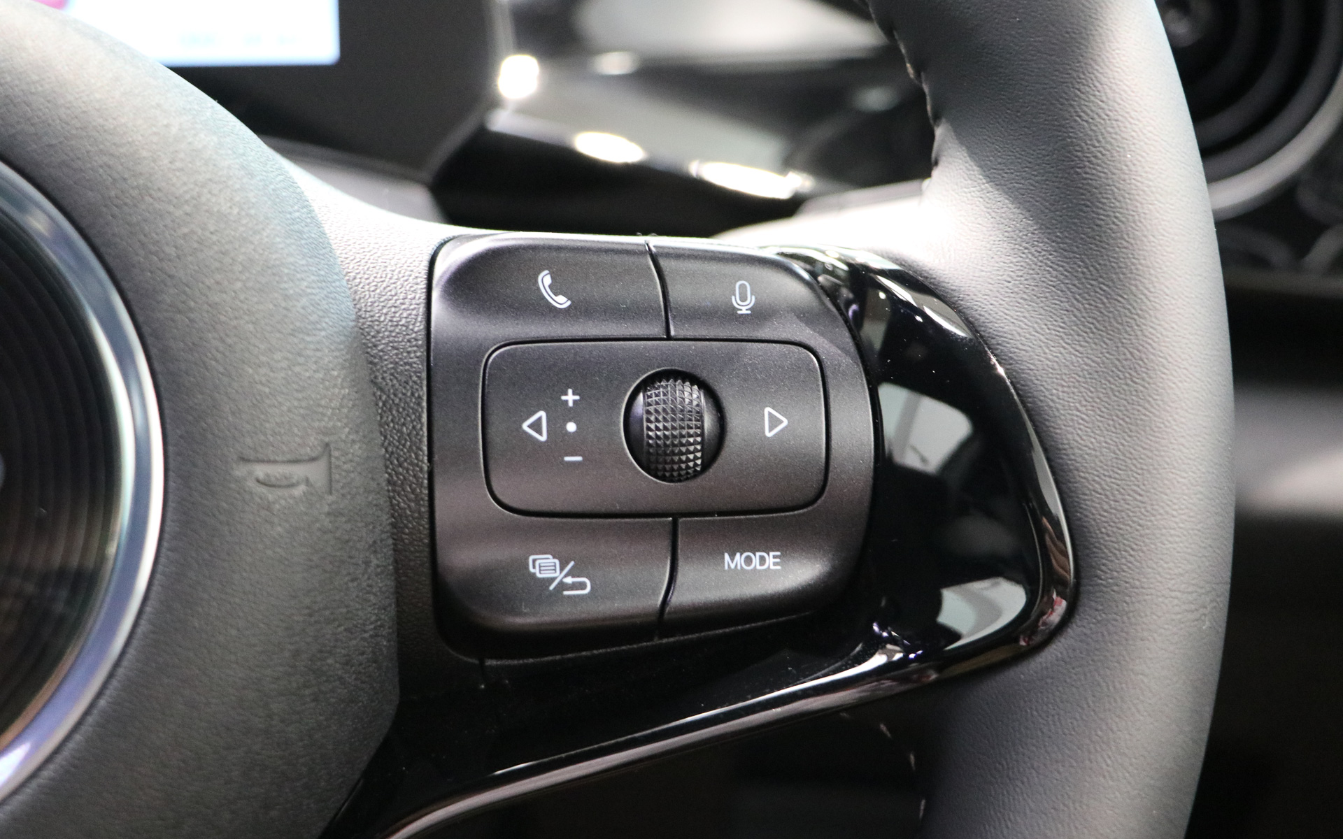 ステアリングの右側にはオーディオや電話などエンタメ系の操作ボタンを配置する