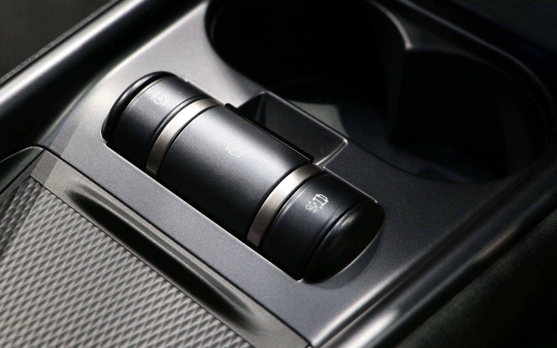 電動パーキングやVSC（横滑り抑制機能）のスイッチはドリンクホルダーの手前に配置