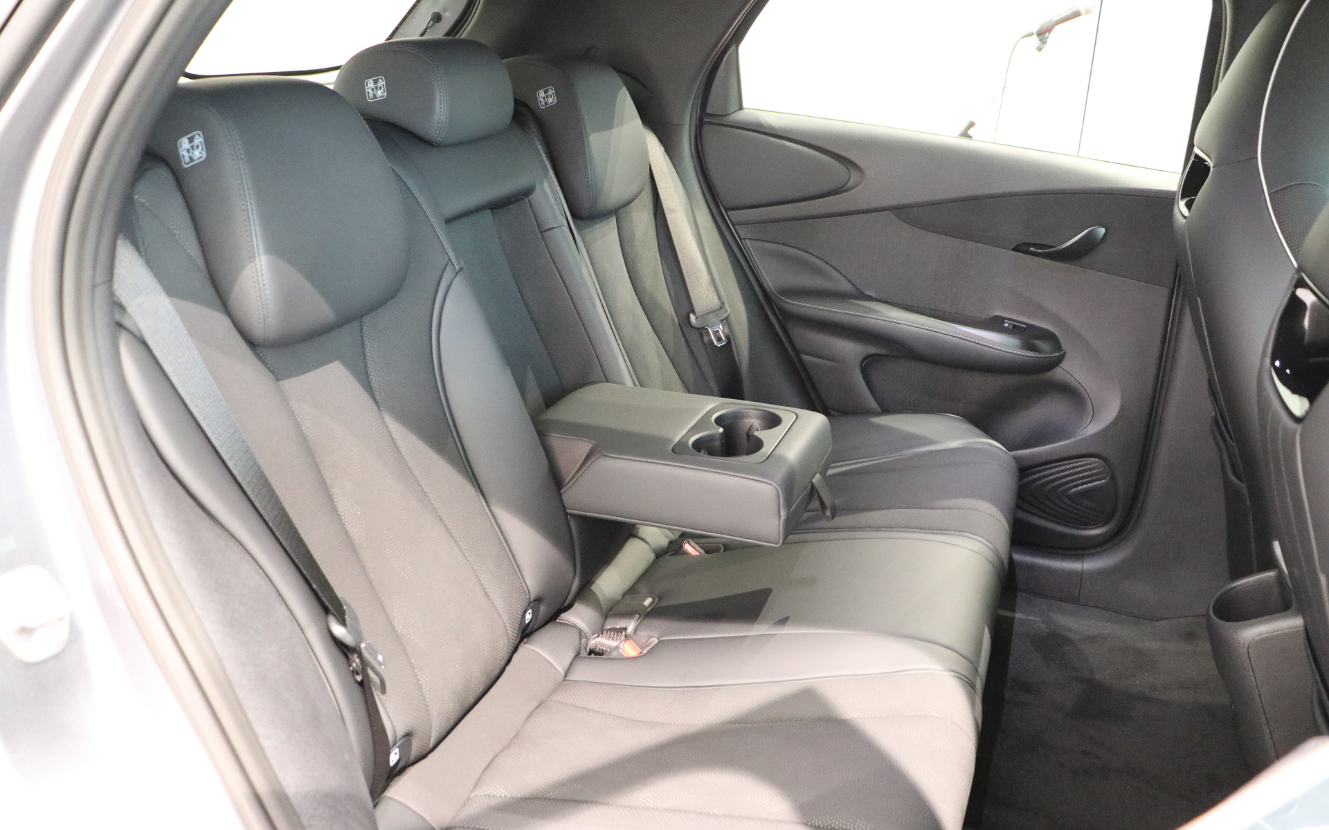 後席にはセンターにカップホルダー付きの肘置きを配置