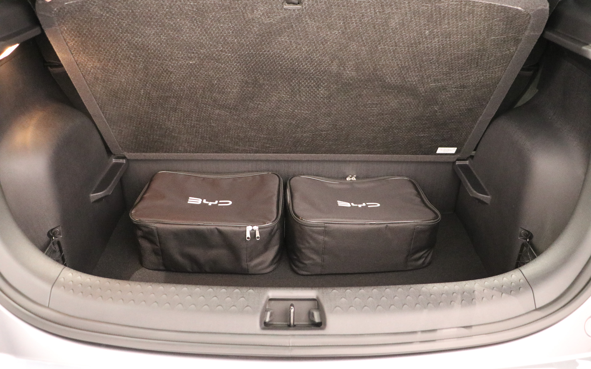 ラゲッジスペースは2段式になっている