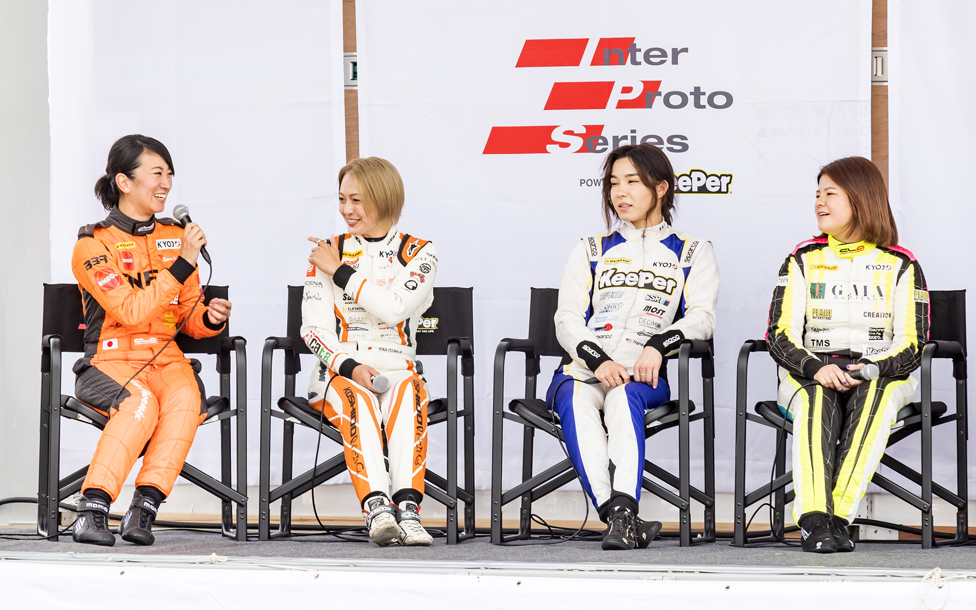 予選と決勝の間には恒例のトークショーが行なわれた