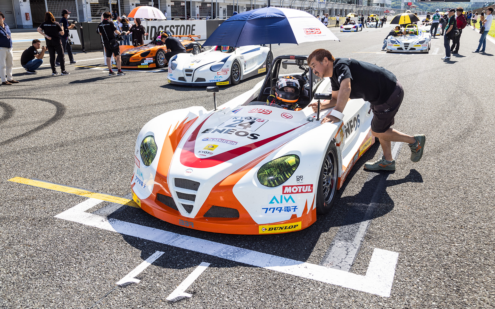 スターティンググリッドにマシンを並べると緊張感が高まってくる