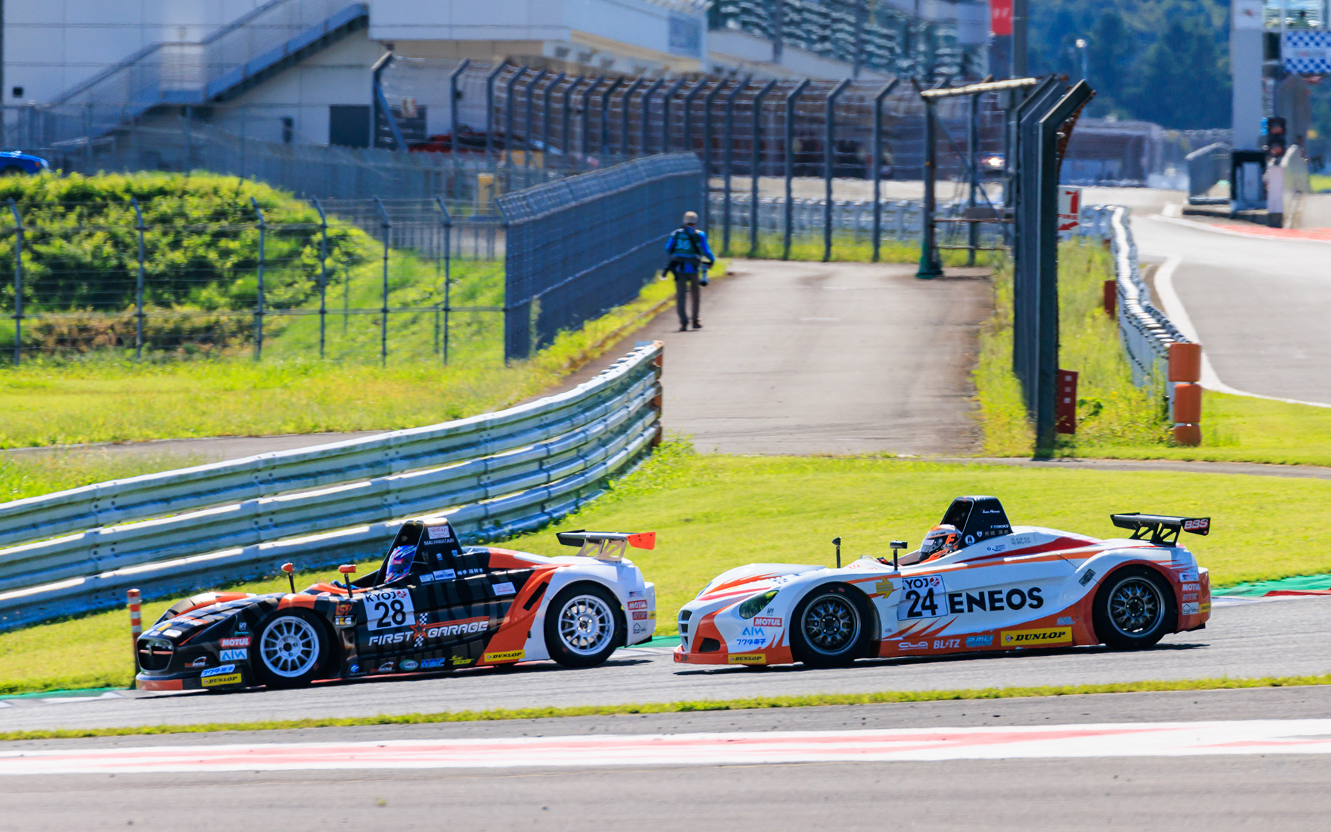 少しでも甘いラインを通れば、すかさずイン側に入られてしまう