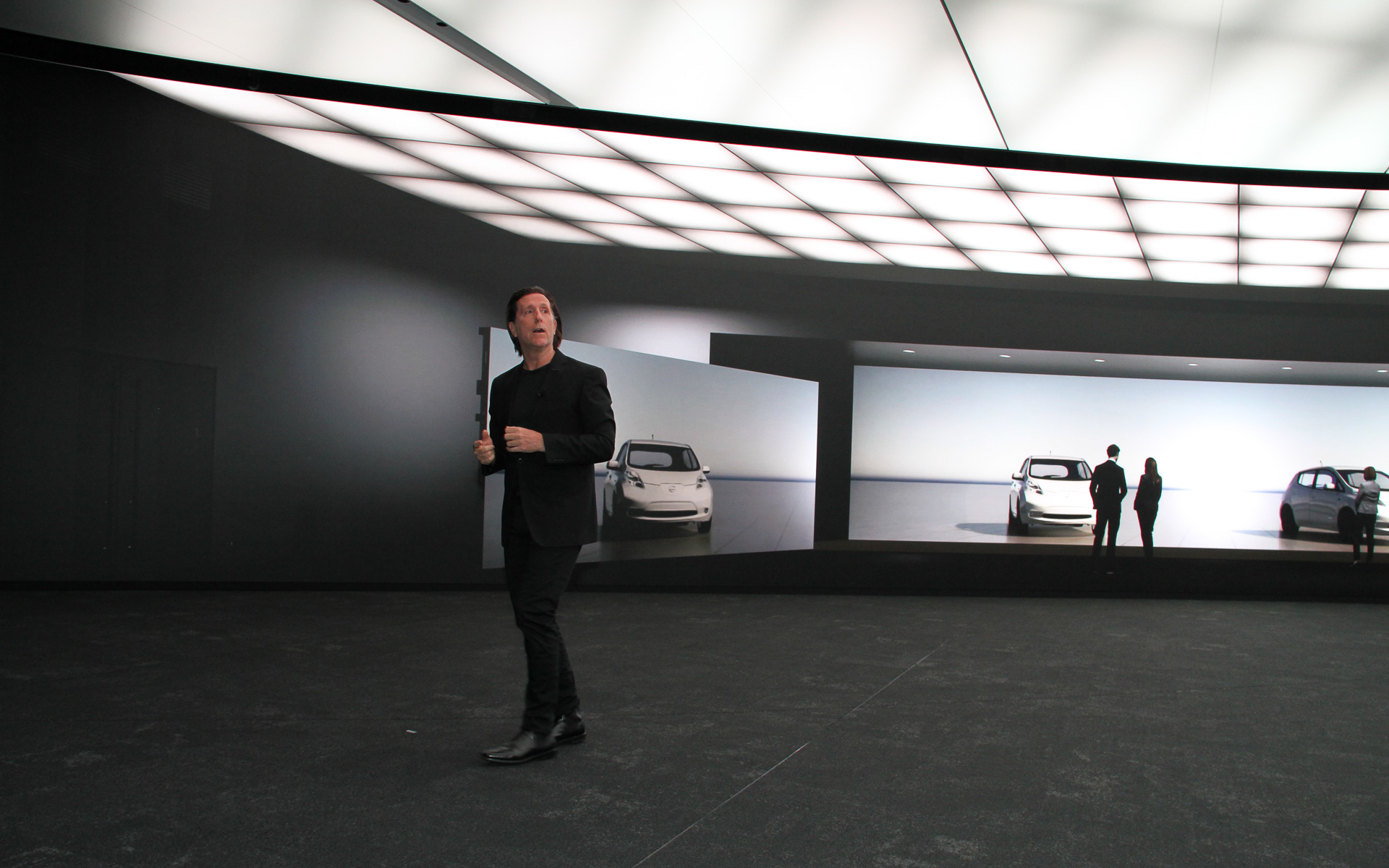 デザインプレゼンテーションホールについて説明を行なう専務執行役員 グローバルデザイン担当のアルフォンソ・アルバイサ氏