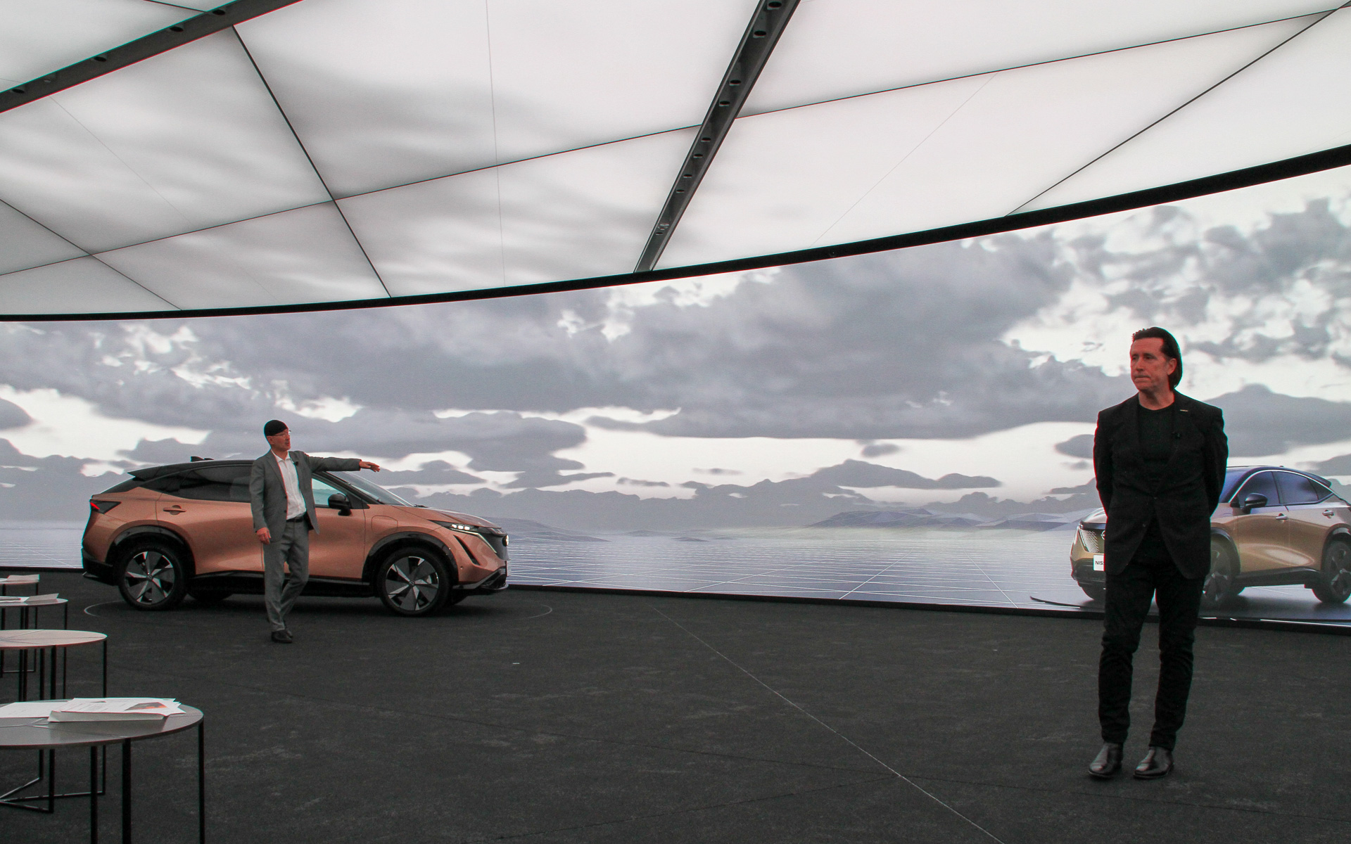 実車のアリアを交えながらデザインプレゼンテーションホールについて説明