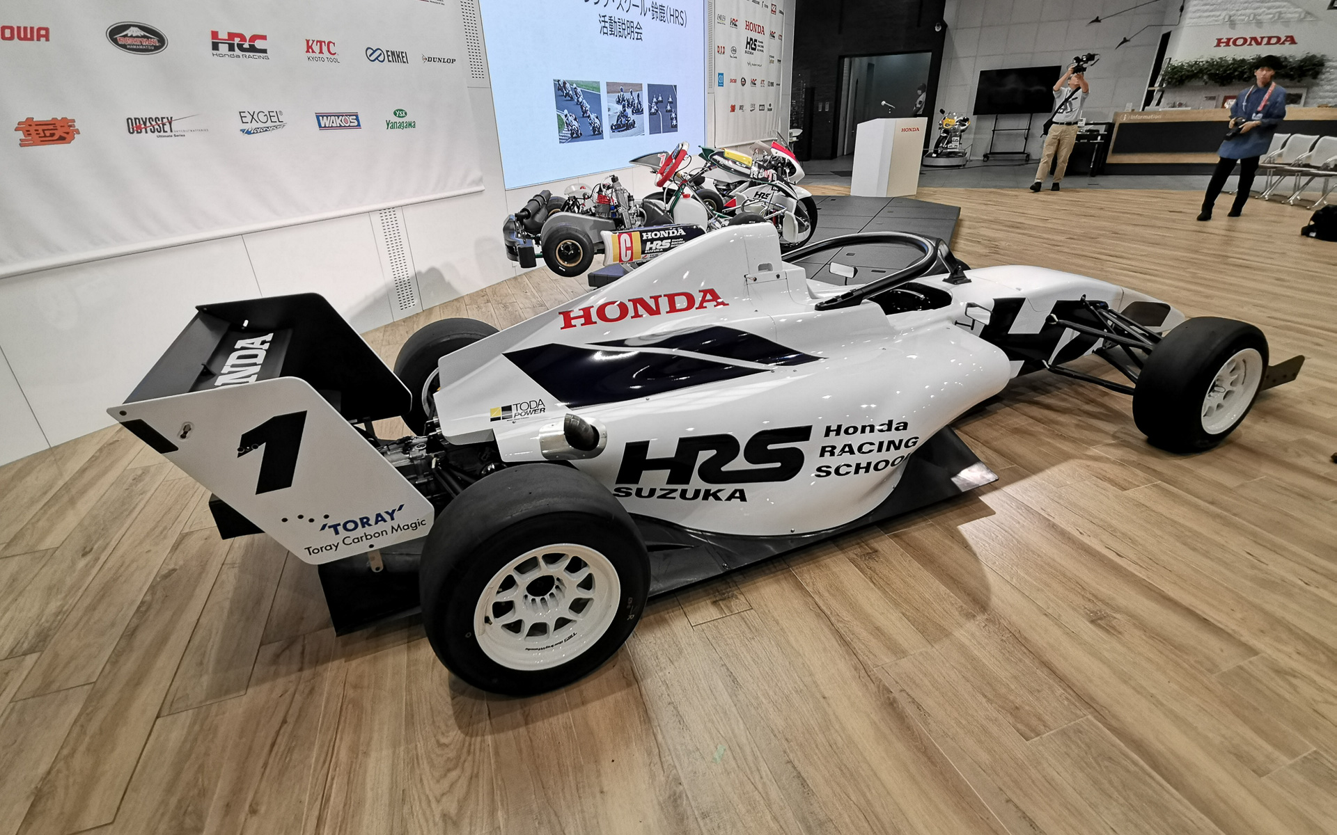 4795×1755×953mm（全長×全幅×全高）、シャシーは東レ・カーボンマジック製。エンジンは戸田レーシング製「TR-FS01」で、排気量は2107ccの自然吸気、最高出力は132kW（180PS）