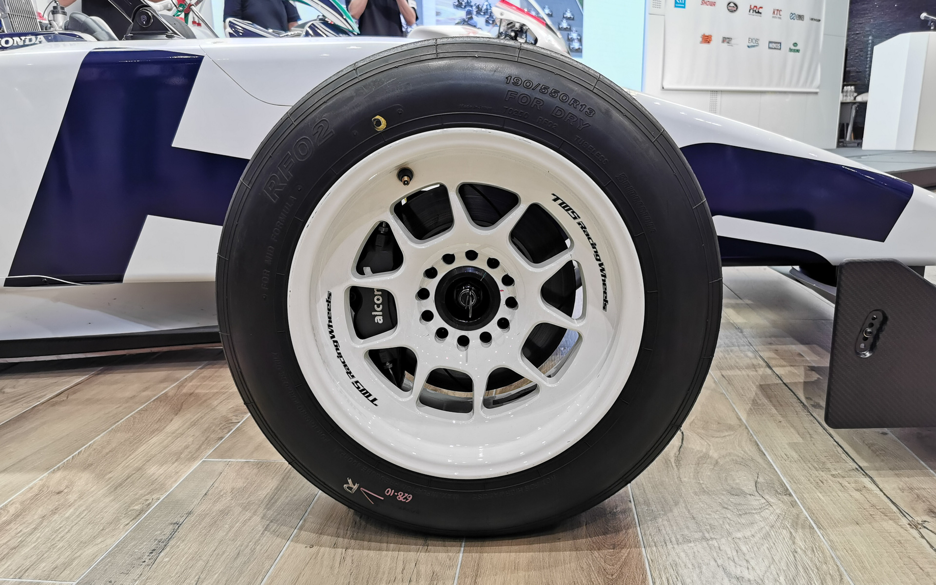 タイヤはブリヂストンのスリックタイヤ「RF02」、サイズは190/55R13