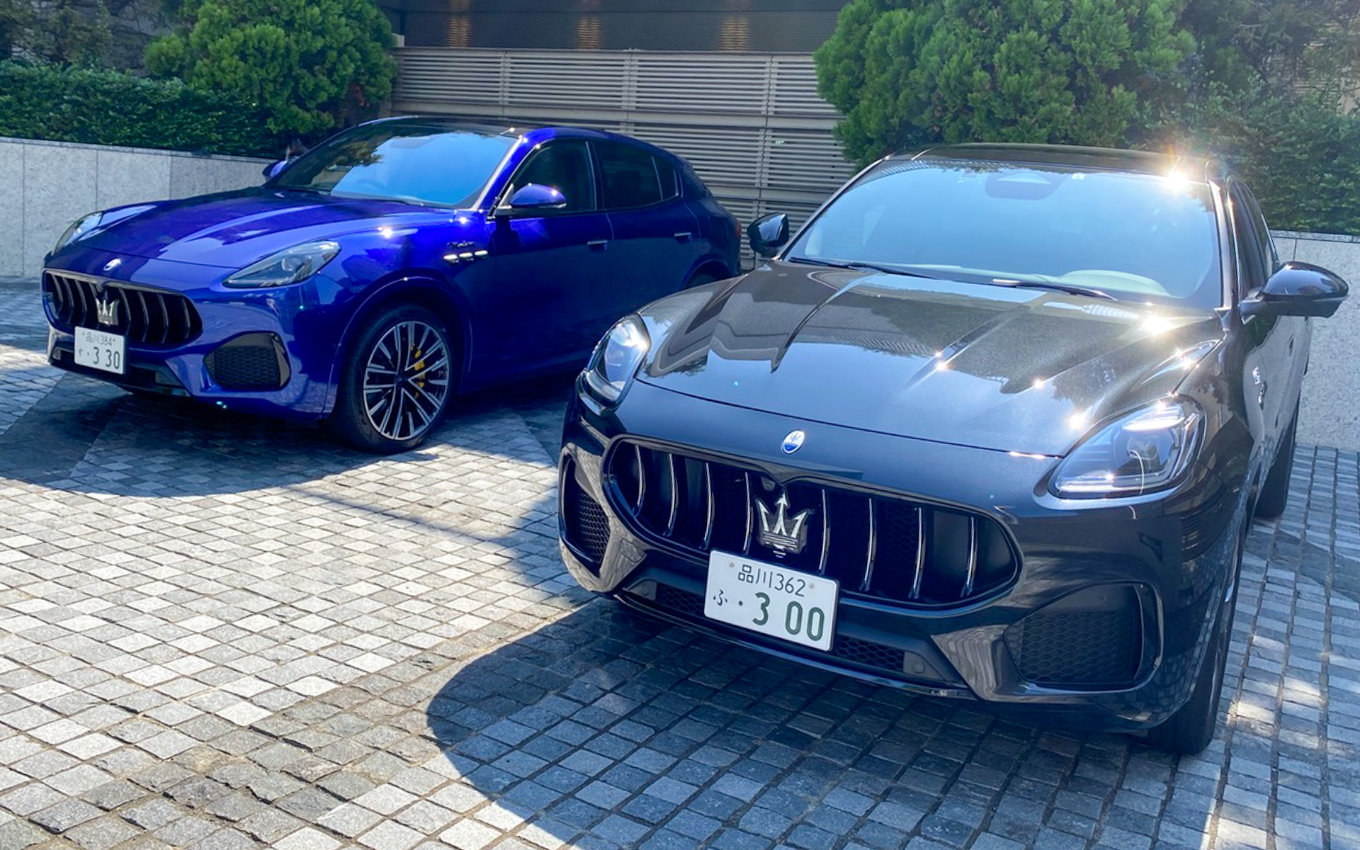 地中海の北東風を意味するというグレカーレは、レヴァンテに続くマセラティのSUV第二弾として登場。300PSの直列4気筒 2.0リッターエンジンのマイルドハイブリッドとなる「GT」、同じマイルドハイブリッドエンジンで330PSとなる「モデナ」、MC20に搭載されたF1由来のネットゥーノエンジンをベースに、530PSの高性能V型6気筒 3.0リッターガソリンエンジンを搭載したパワフルな「トロフェオ」の3グレードがあります。今回試乗したのは、手前にあるエントリーグレードの「GT」です