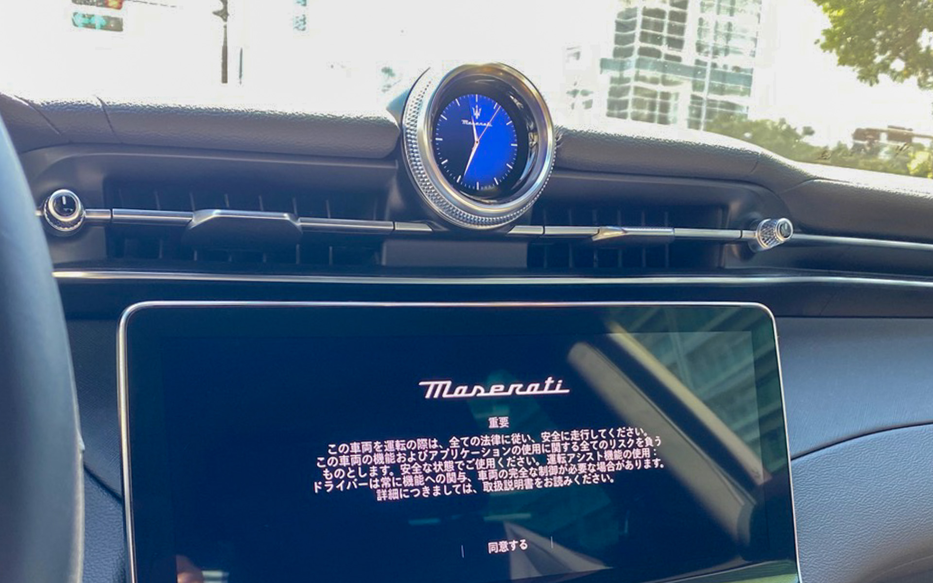 運転席に座ってすぐ、目に入ったのがダッシュボード中央に鎮座するアナログ時計……と思いきや！　驚きの事実が判明。「えーっとシフトレバーはどこ？」なんてキョロキョロしていると、ディスプレイ下に並んだボタンがシフトセレクターでこれまたビックリです