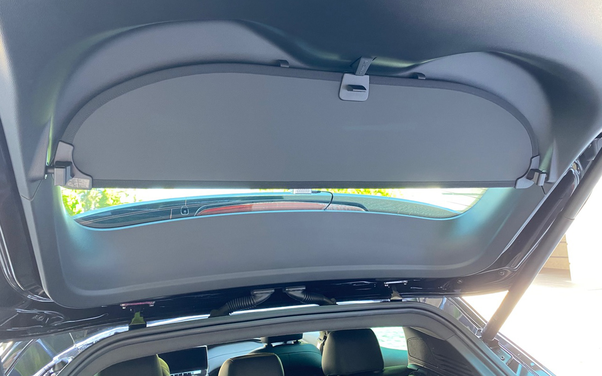 マセラティって気遣いがすごいわ、と感じさせてくれたのが、バックゲート側に装備されていた小さなトノカバー。荷室側に備わるトノカバーでは隠しきれない部分を、このサブ的なトノカバーで覆うことによって外からしっかりとプライバシーを守ってくれるというのが素晴らしいですね。もちろん、バックゲートは電動開閉です