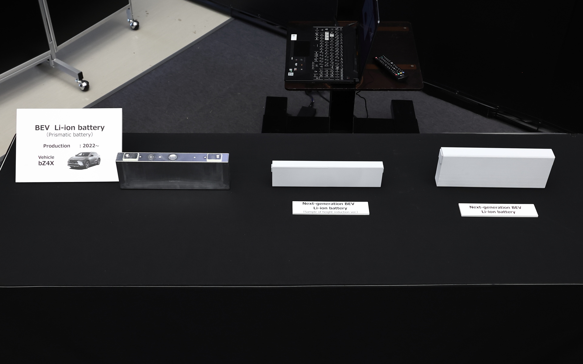 左からバッテリEV「bZ4X」搭載のリチウムイオン電池、次世代電池パフォーマンス版（角形）のリダクション仕様（コンパクトタイプ）、次世代電池パフォーマンス版（角形）の通常仕様