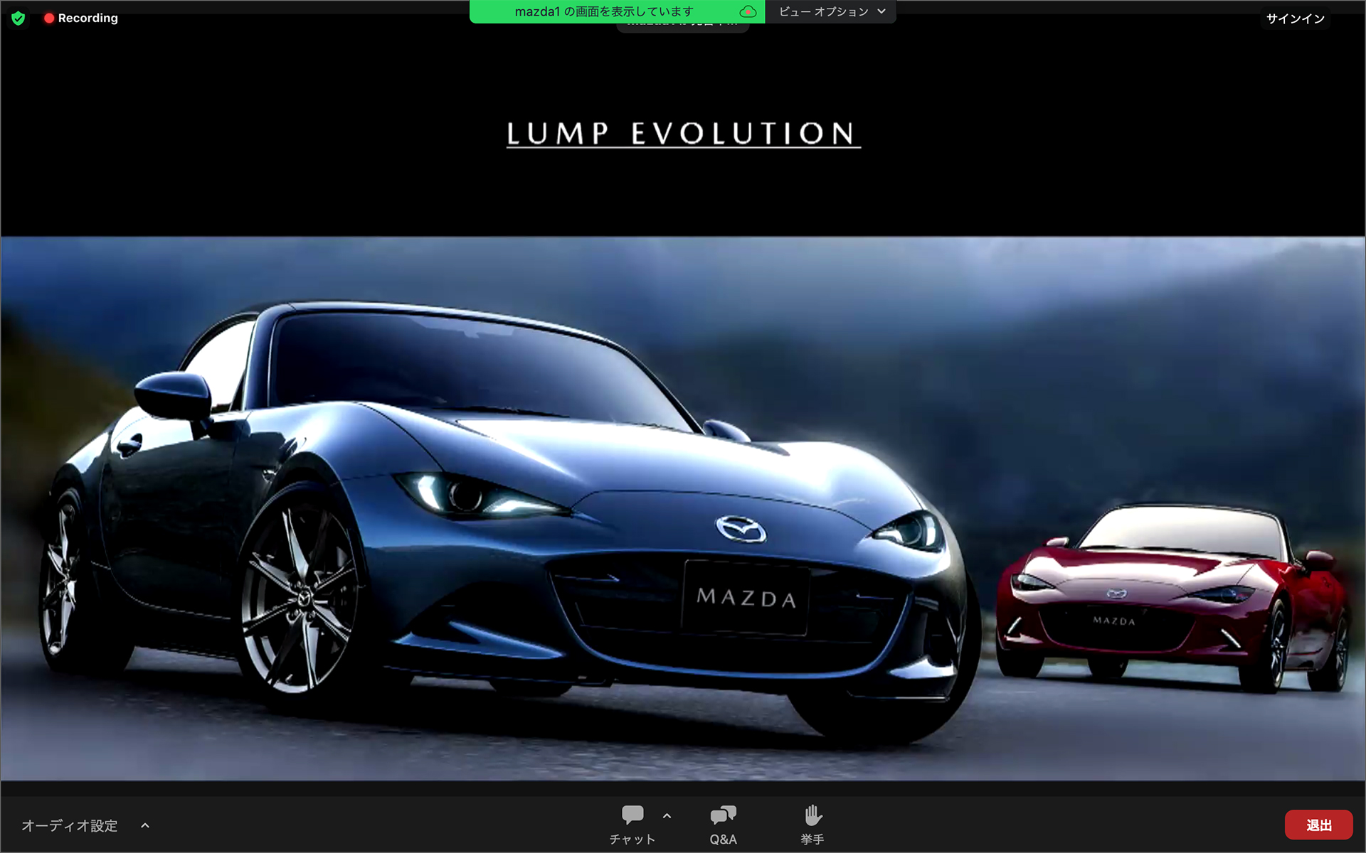 手前が改良型、奥が現行型。ヘッドライトのデザインが変更されている