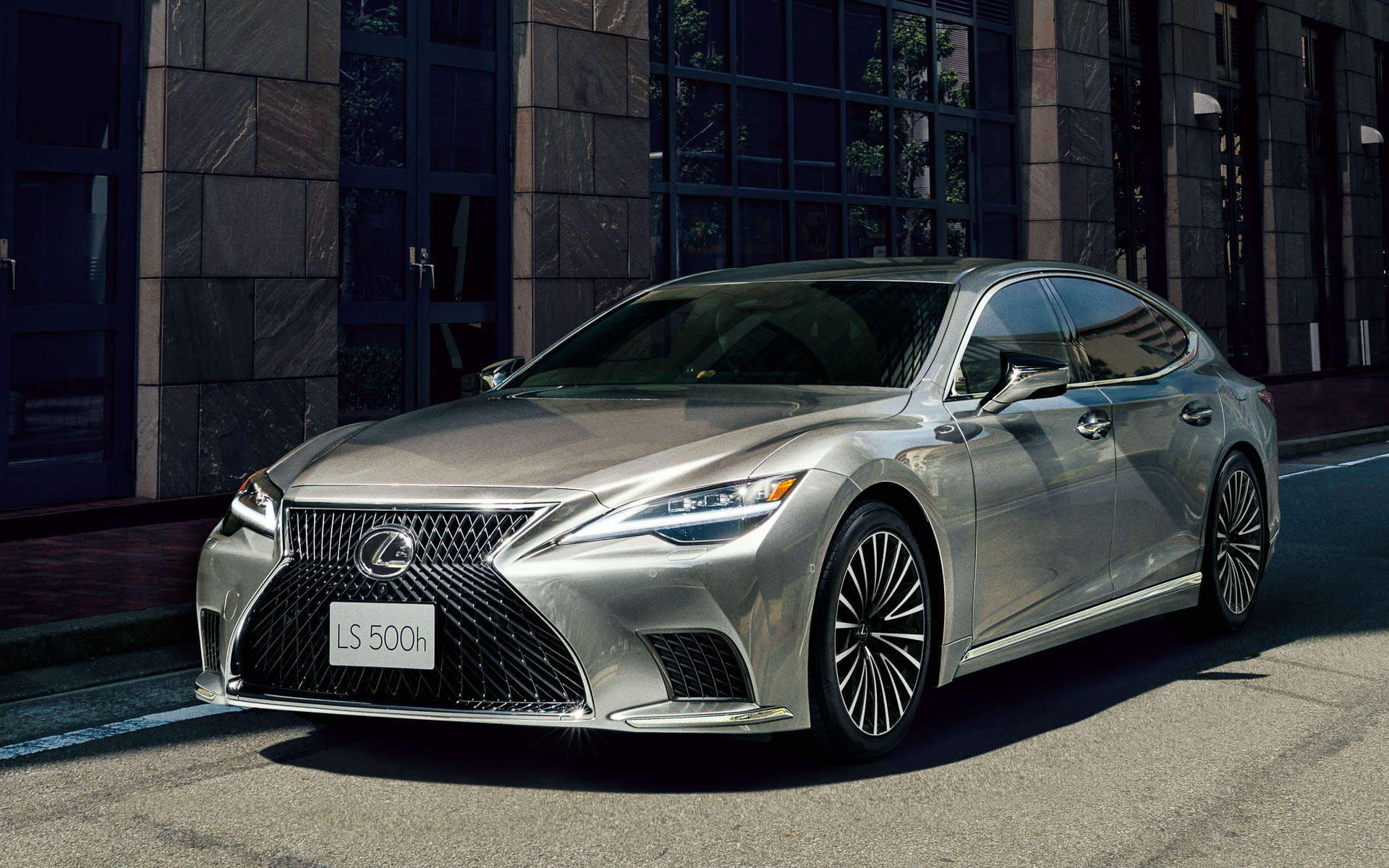 LS500h“EXECUTIVE”（銀影ラスター）＜オプション装着車＞