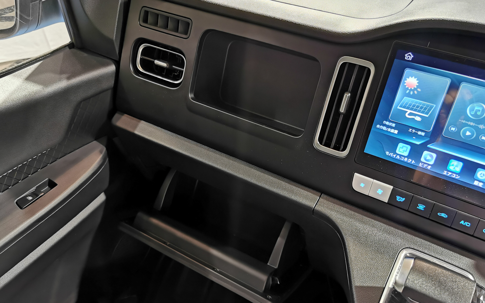 助手席の前には小物を置ける凹みがある、グローブボックスも完備