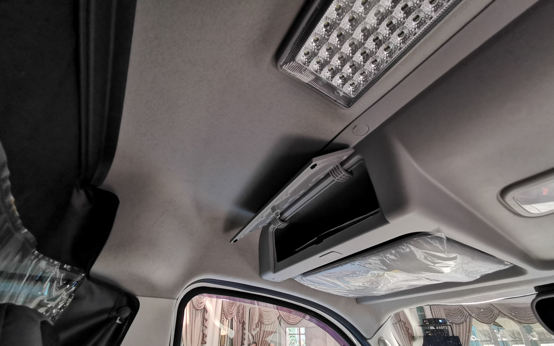 助手席側にも収納を完備する