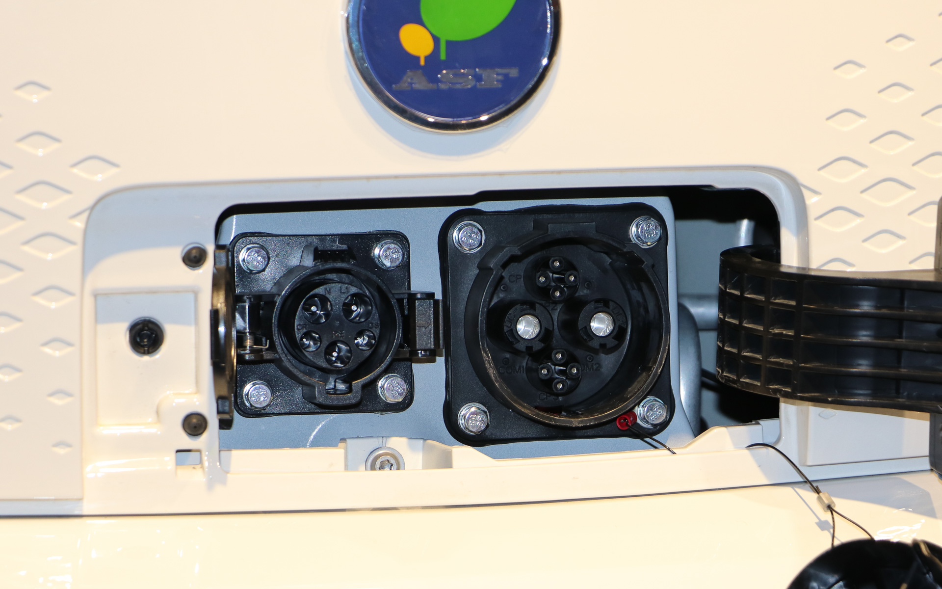 充電ポートはフロントグリルの中央に配置されている