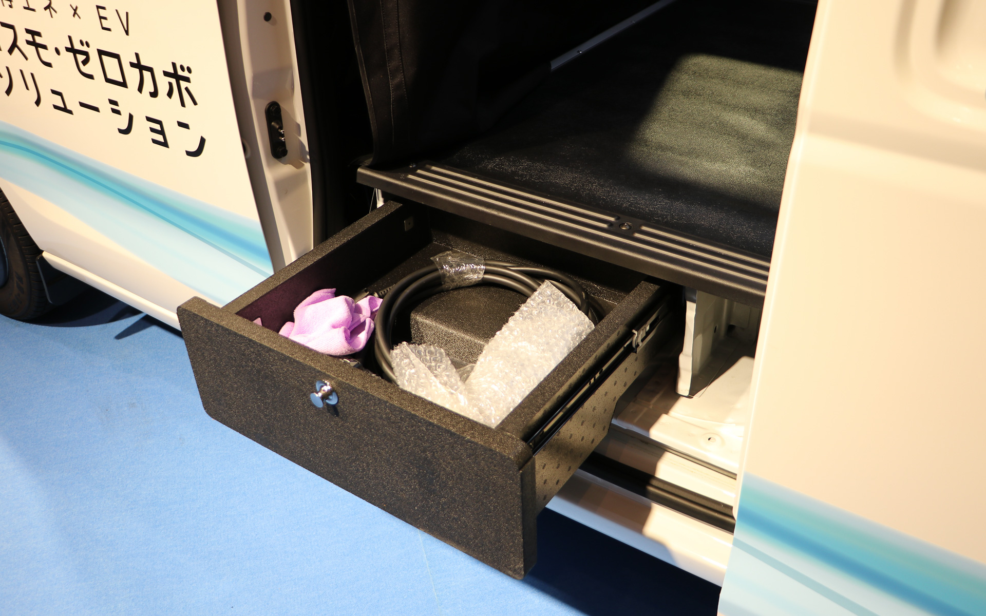 荷室の左側下には引き出しが設けられていて、充電ケーブルなどを格納しておける