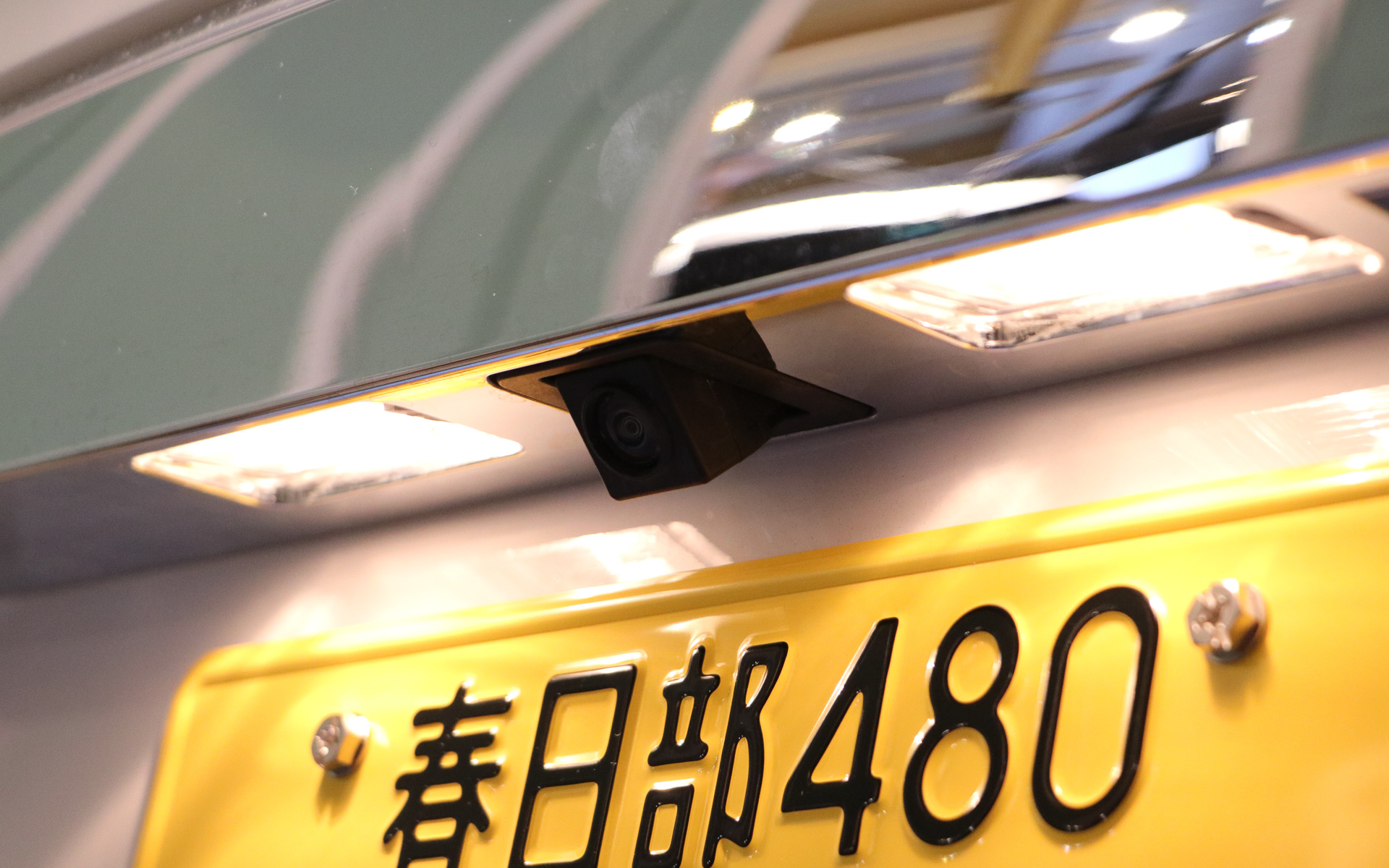 バックカメラも完備。荷物が満載でもモニターで後方を確認できる