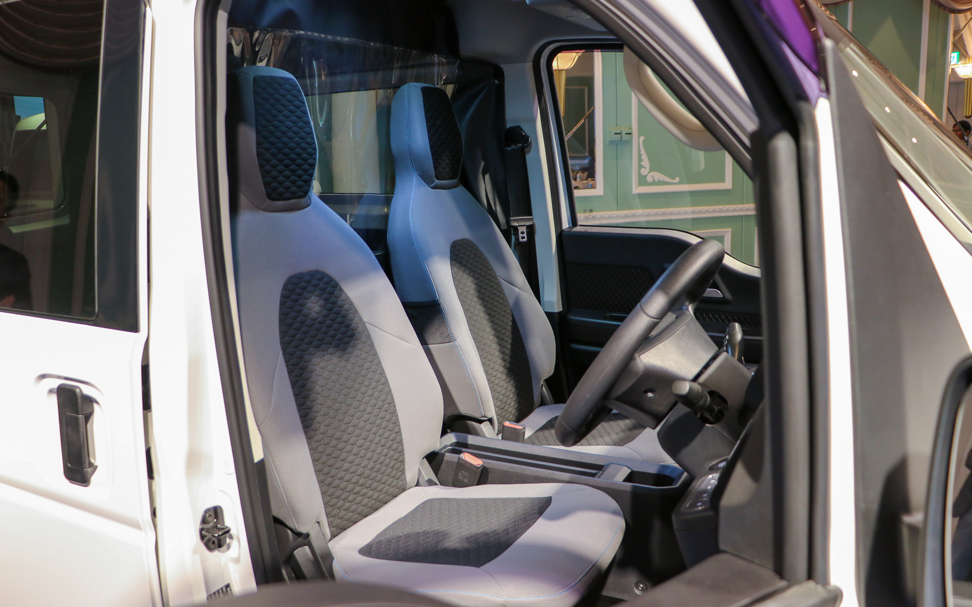 1人乗りを前提としたクルマなので、運手席の座面幅を少し広くして快適性を高めている