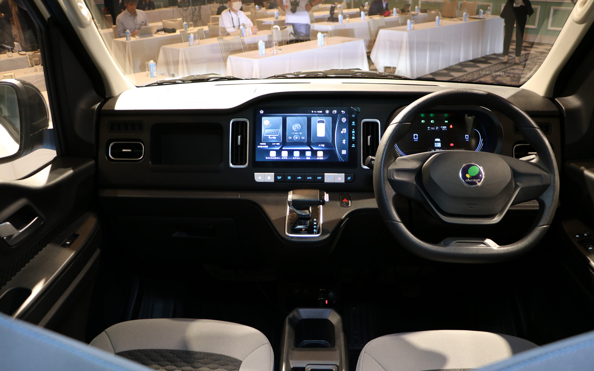 水平基調で広い視界を確保