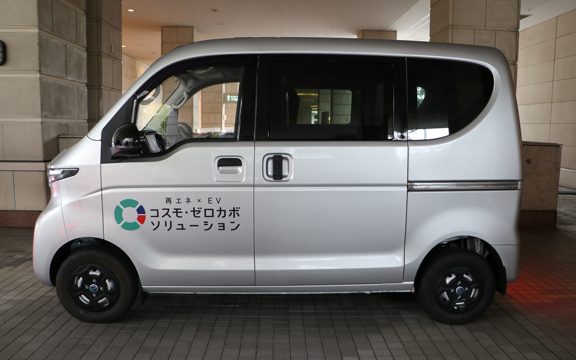 ホイールベースは2430mm