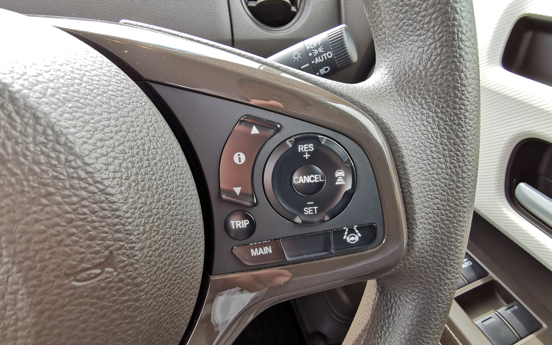 先代N-BOXのステアリング右側のオートクルーズの操作ボタン