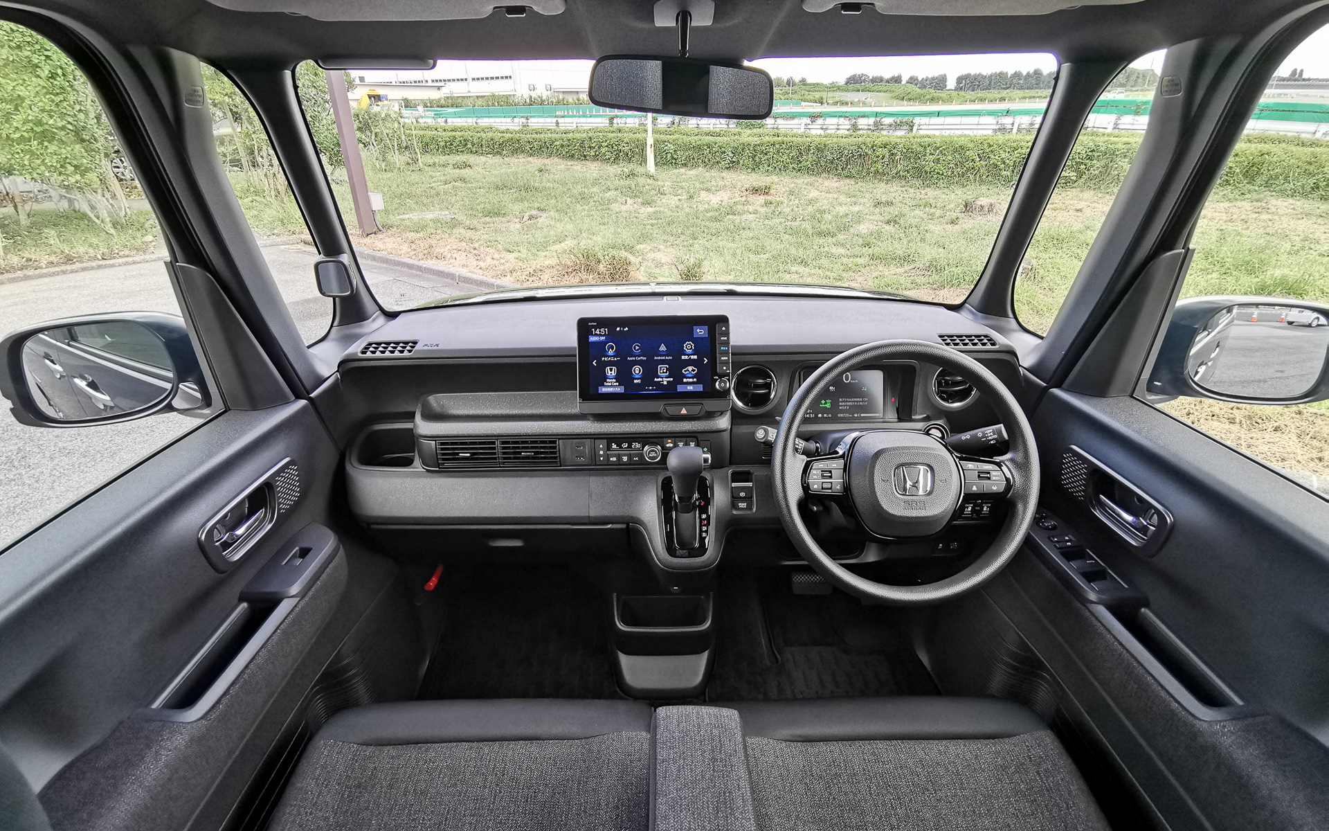 新型N-BOXカスタムのインテリア。クルマ全体が水平基調になっていることが分かる