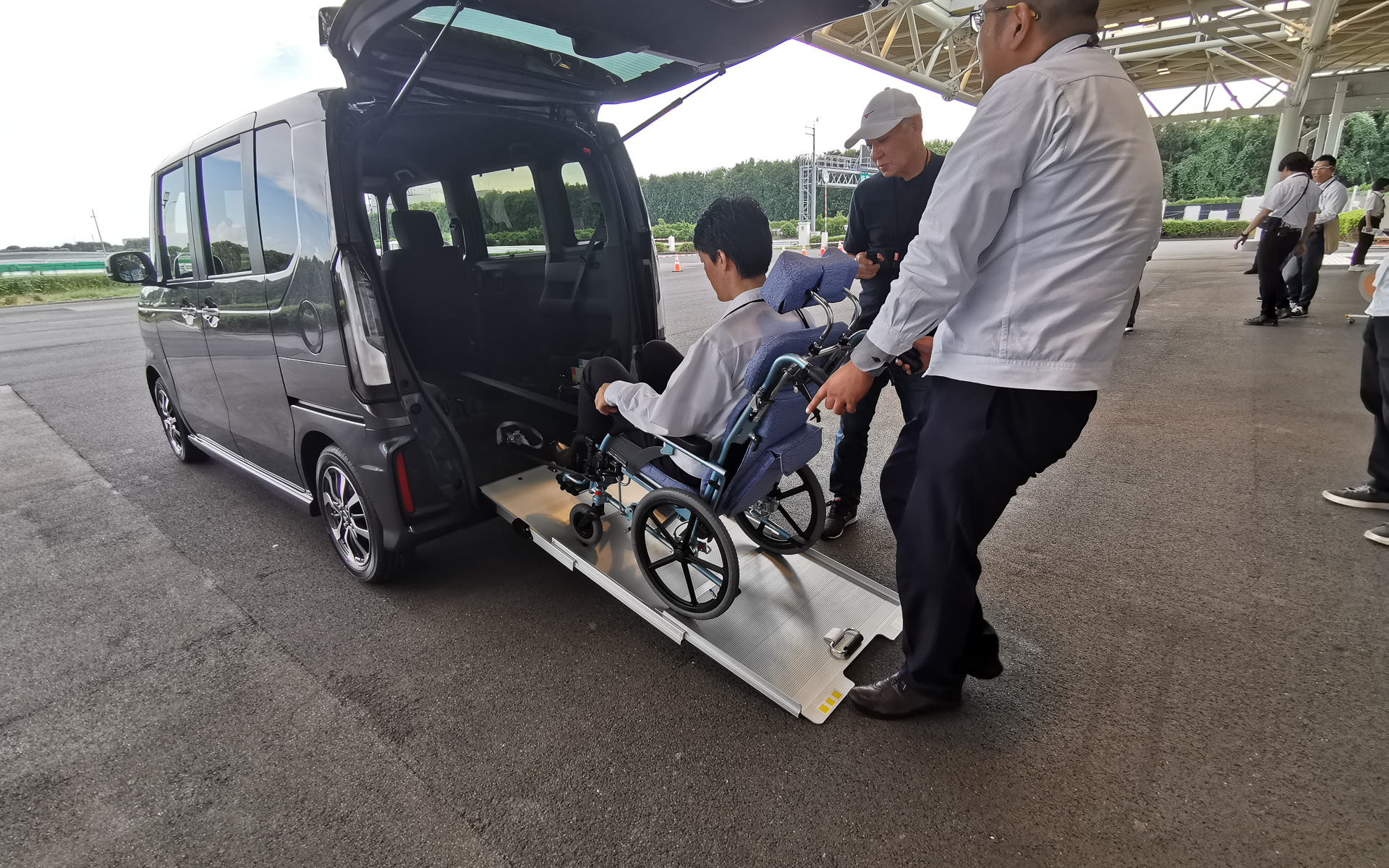 電動ウインチがあるので100kgでも楽々乗せることができる