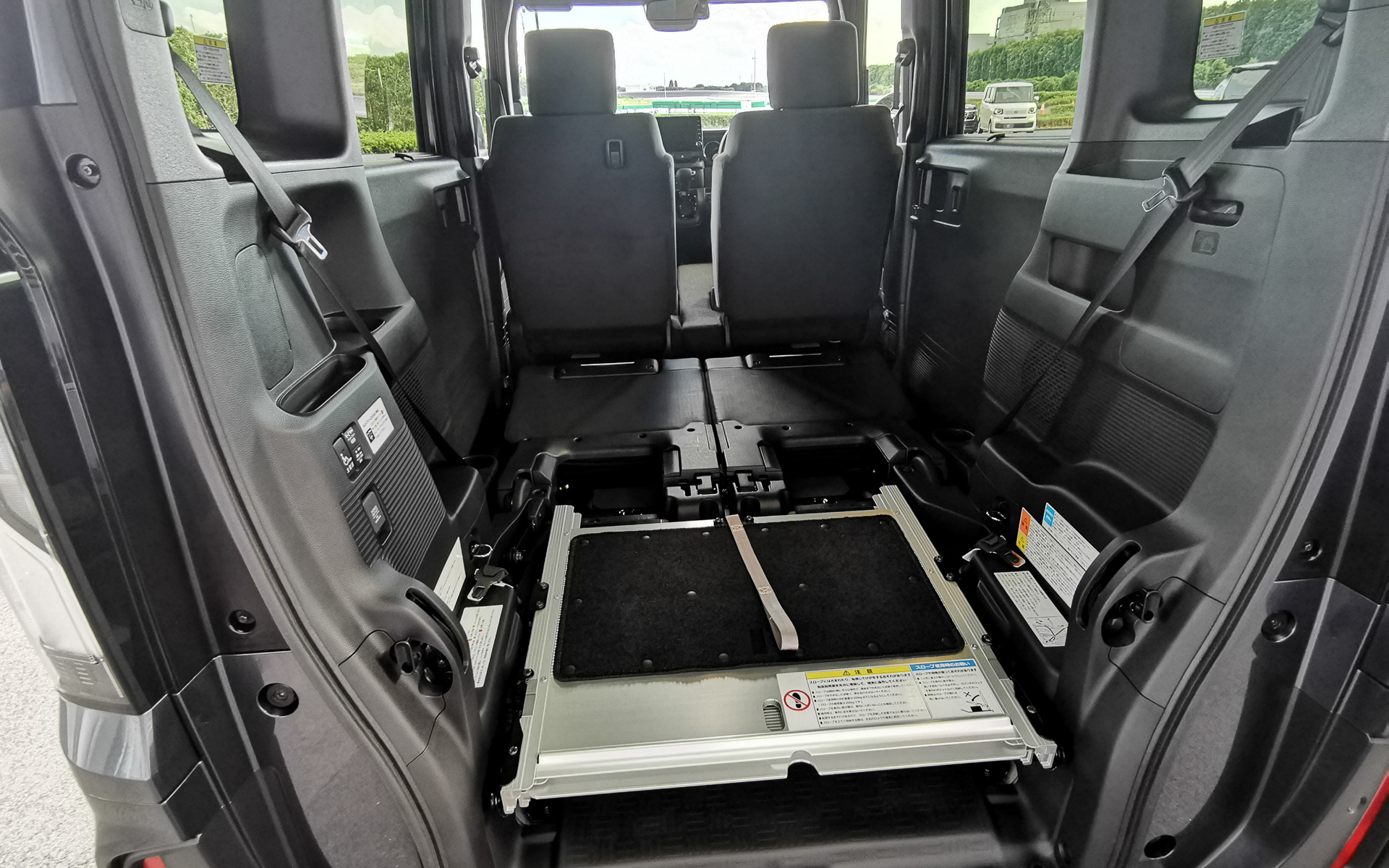 後席を倒せば大きなフラットスペースとなる