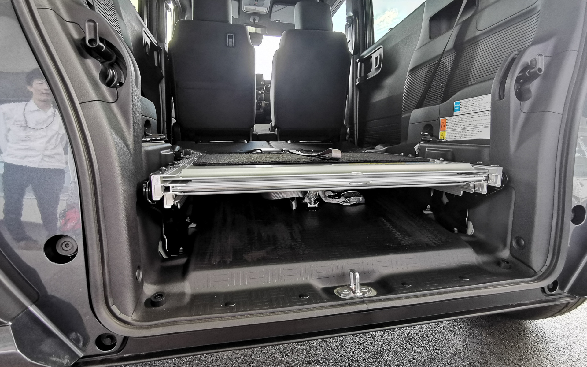 スロープの下も収納スペースとして利用可能だ