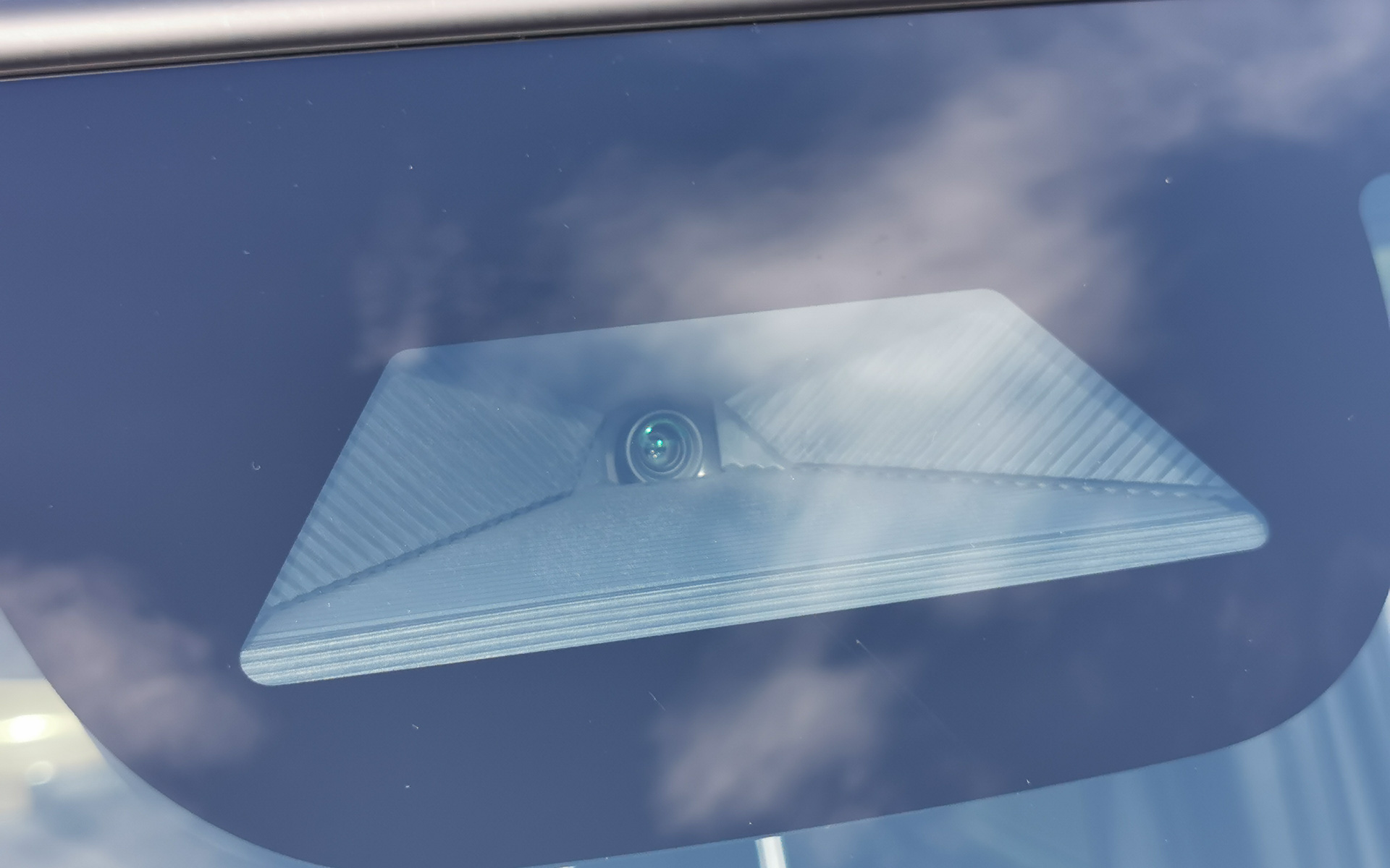 新型のフロントカメラはより広角に見えるカメラへと進化している