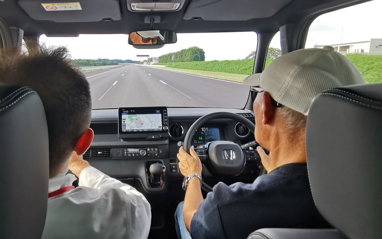 新型はハーフシェイドを廃止したのと、丸みのあるメーターフードもなくなり、かなり視界が広くなった