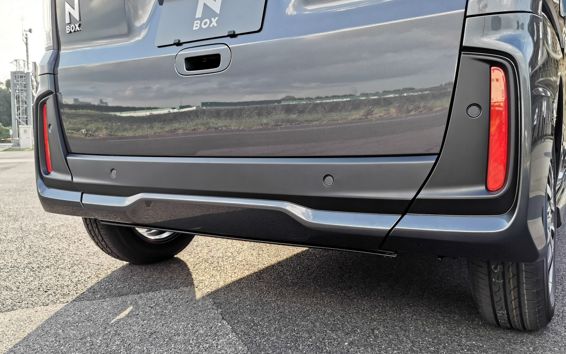 電動スロープ搭載車はリアゲートがバンパー下部までと長いのが特徴