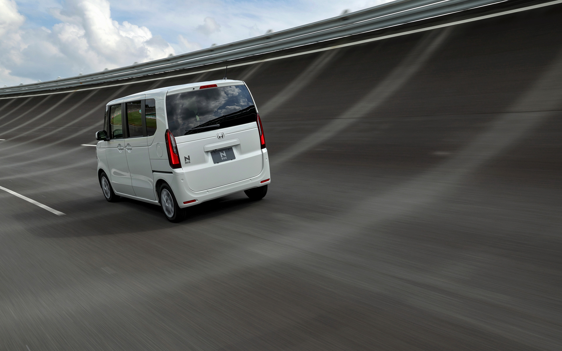 バンクのある高速周回路でも安定して走れる新型N-BOX