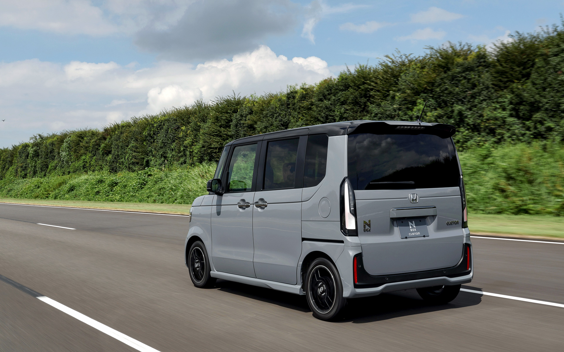 新型はロードノイズも押さえられ、風切り音も小さくなっていた