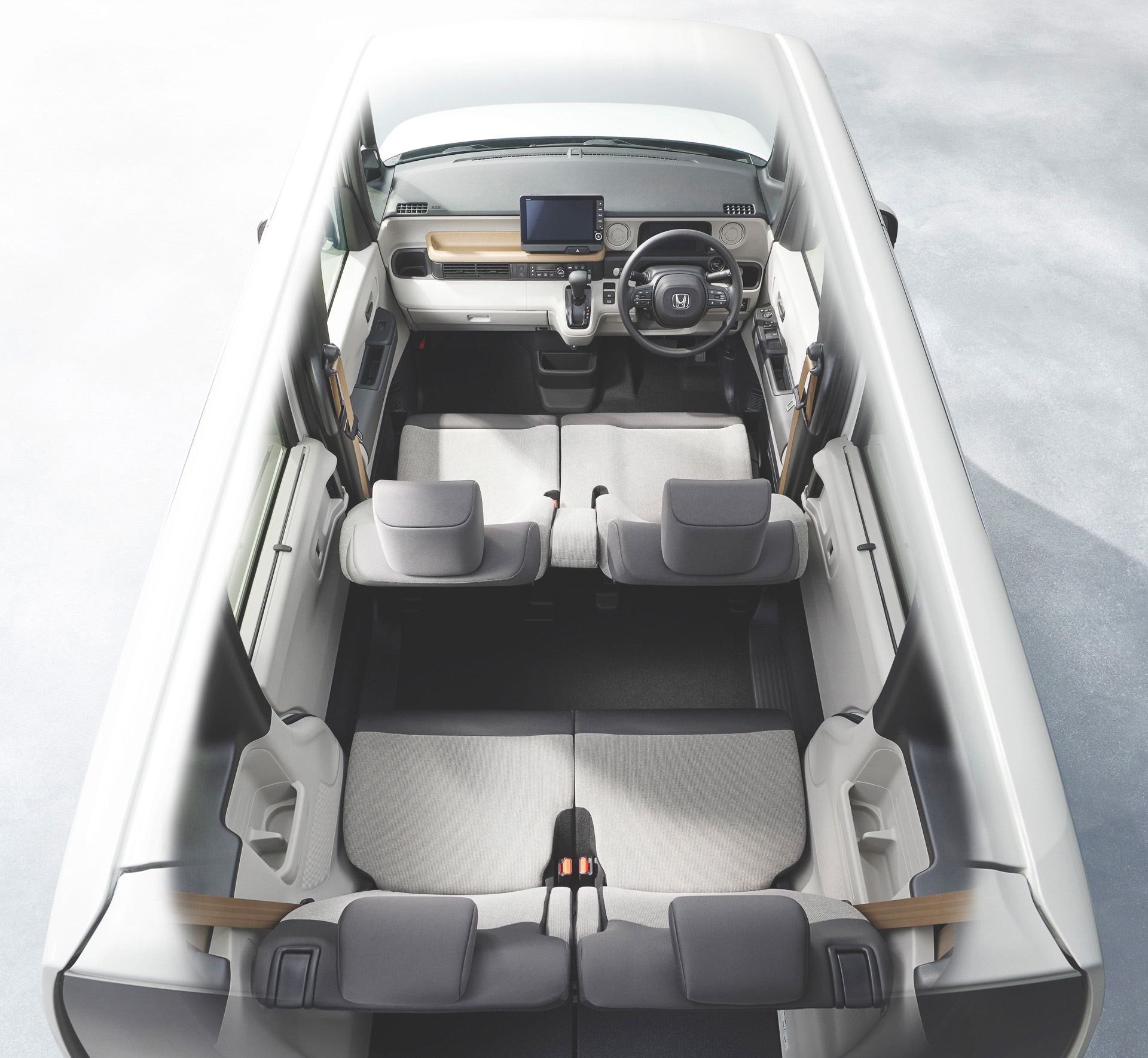 静粛性を高め、前後の席でも会話をしやすくした