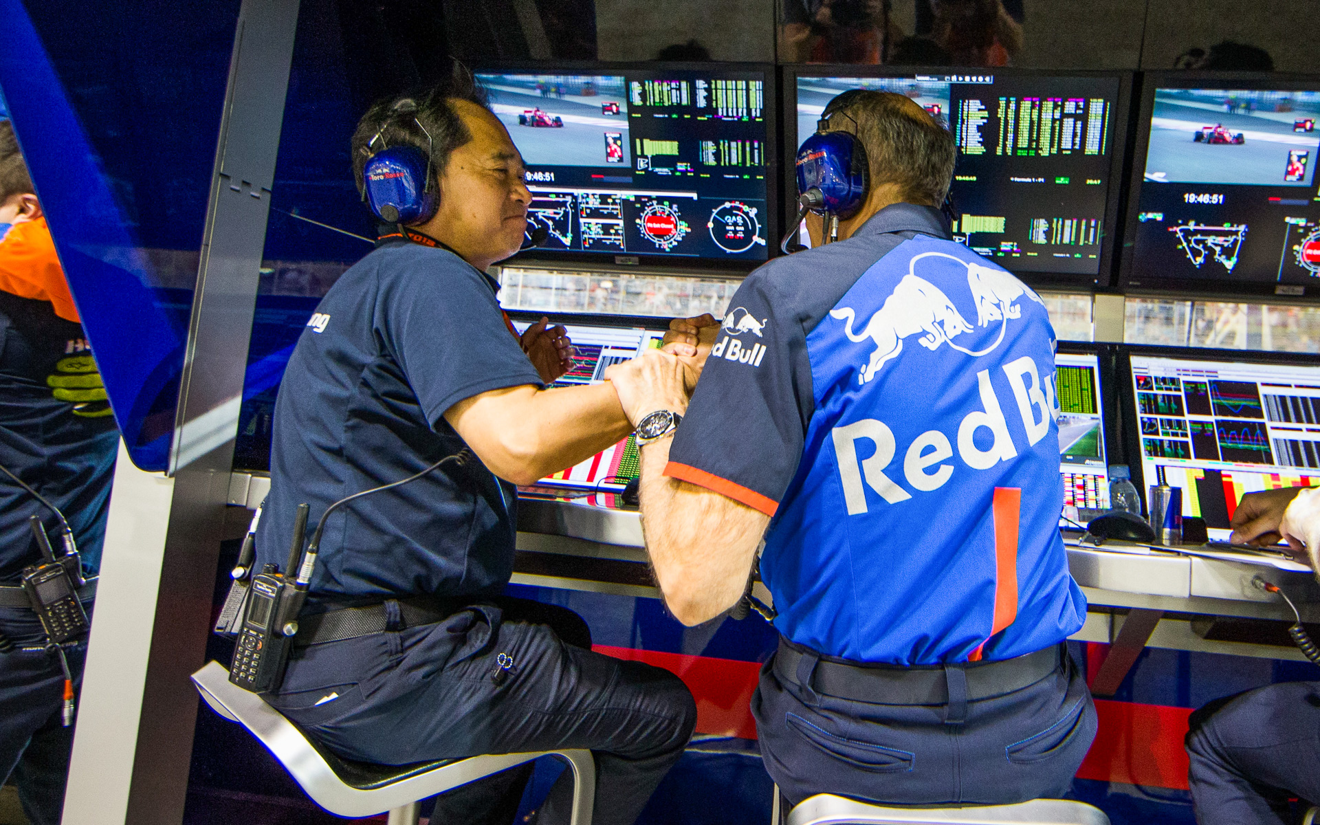 2018年のバーレーンGPで復帰後最高位となる4位を獲得し、手を取り合うスタッフ（Photo：RedbullContentPool）