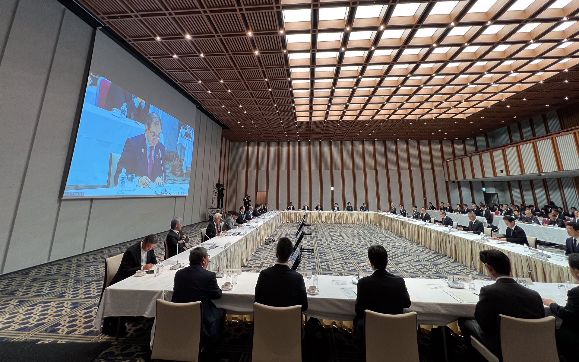 あいさつを行なう十倉雅和委員長