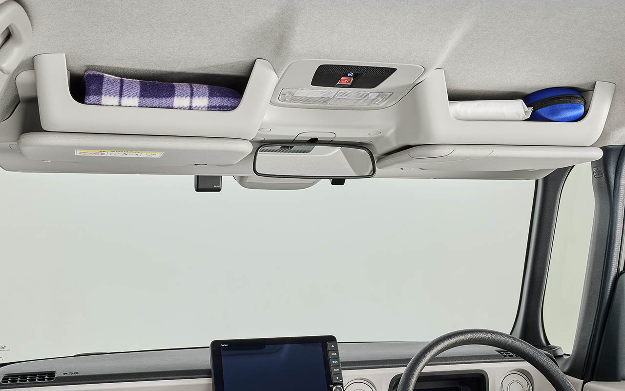 ティッシュ取り出し口（2か所）付きサンシェード内蔵大型ルーフコンソール（3万4650円）