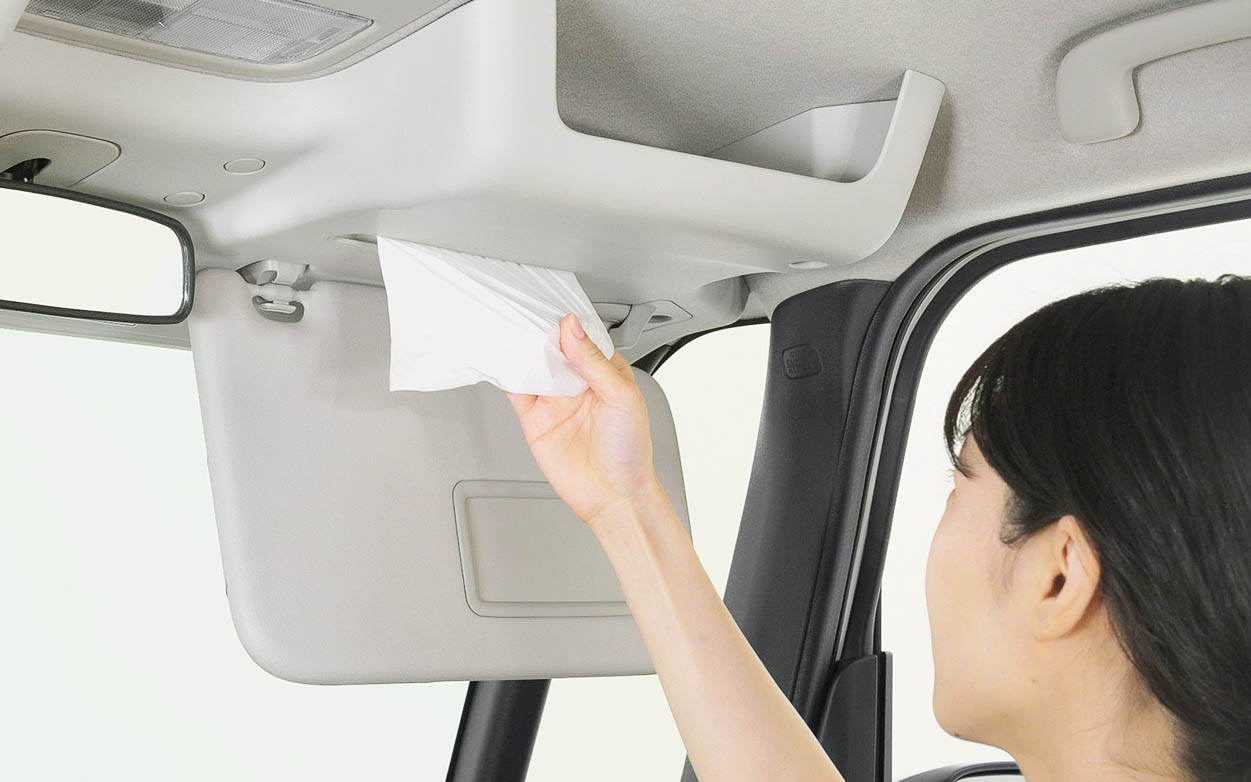 ティッシュ取り出し口（2か所）付きサンシェード内蔵大型ルーフコンソール（3万4650円）